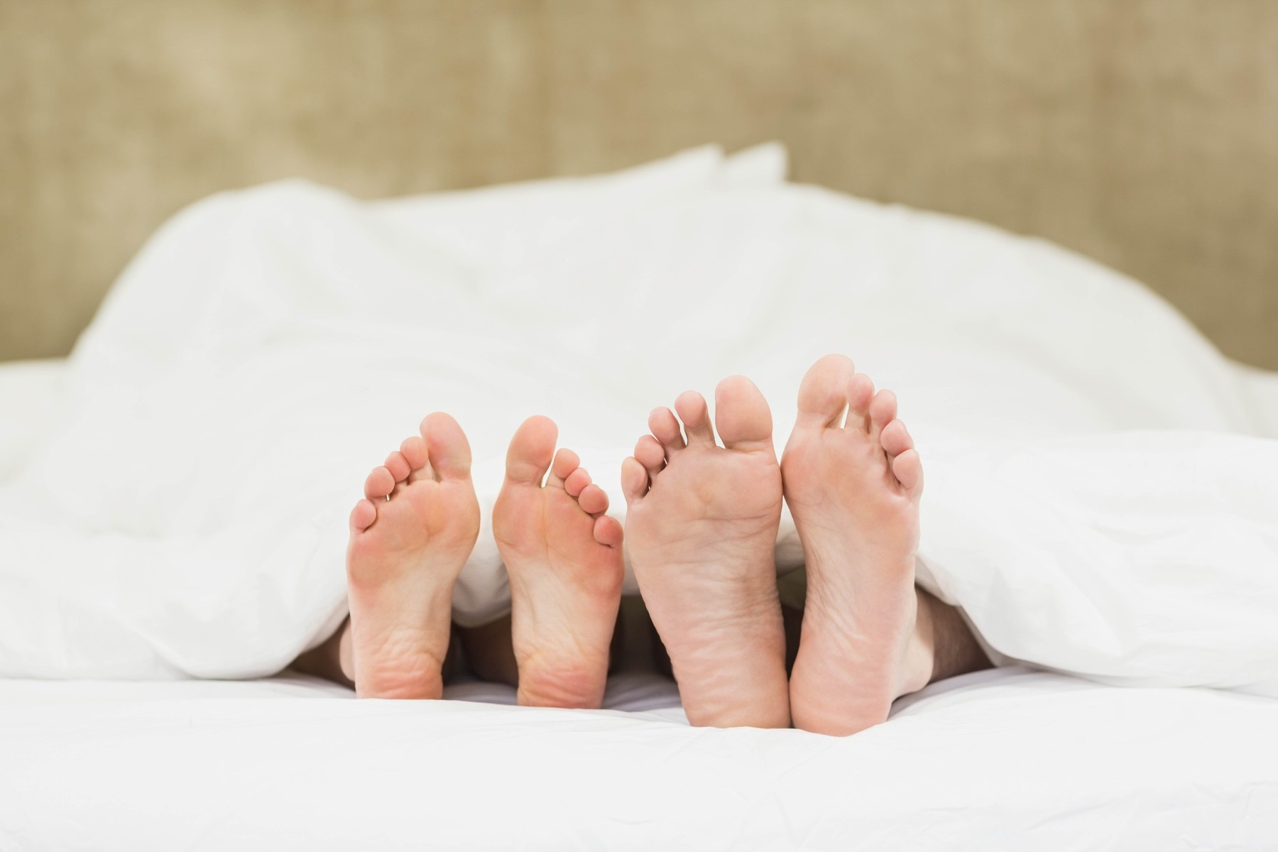 Close up of couples feet in their bed,Image: 279963397, License: Royalty-free, Restrictions: , Model Release: yes, Credit line: - / Wavebreak / Profimedia