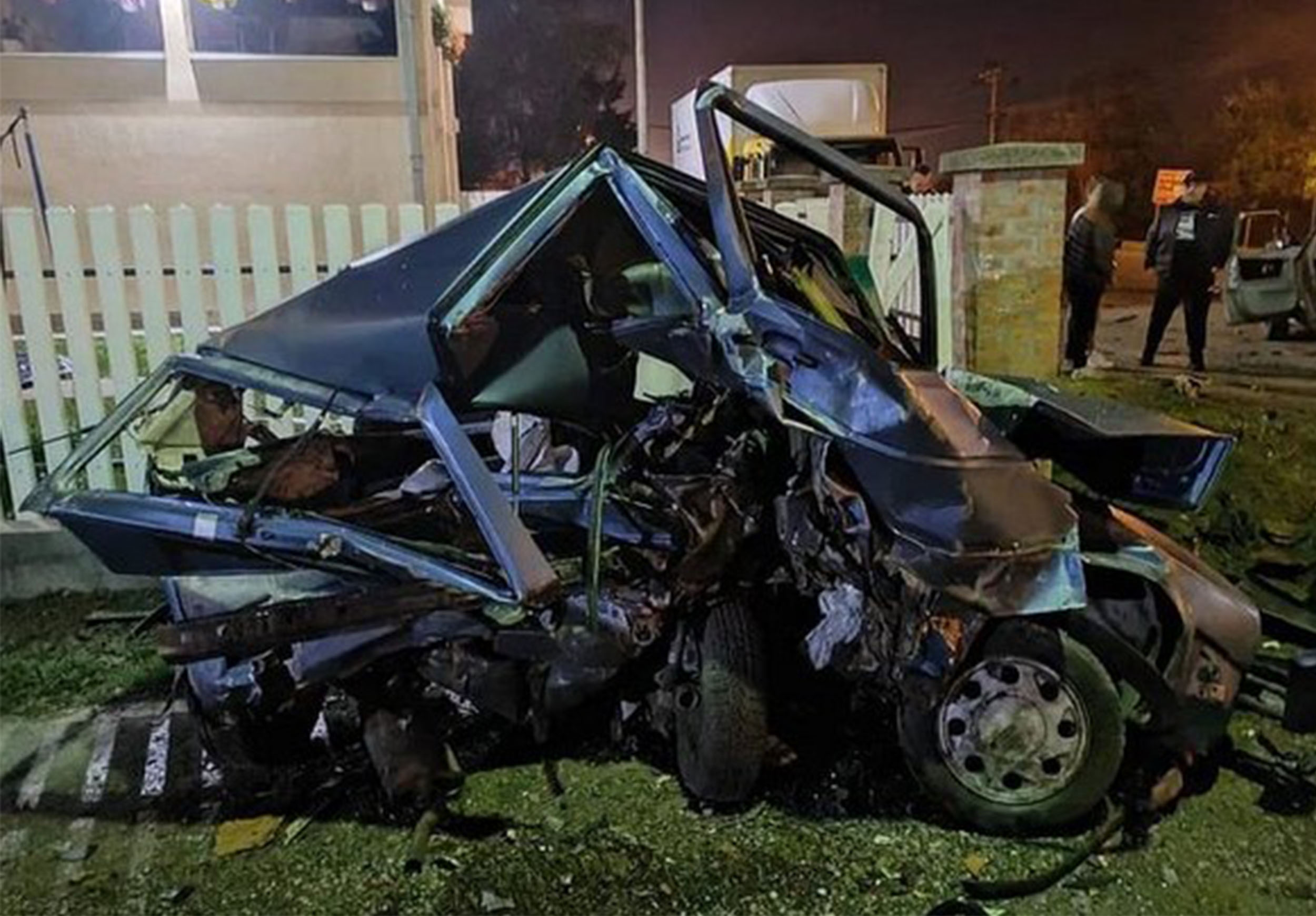 Vozač BMW izleteo sa puta i smrskao parkirane automobile u Zvečki kod Obrenovca. Pukom srećom nema povređenih lica