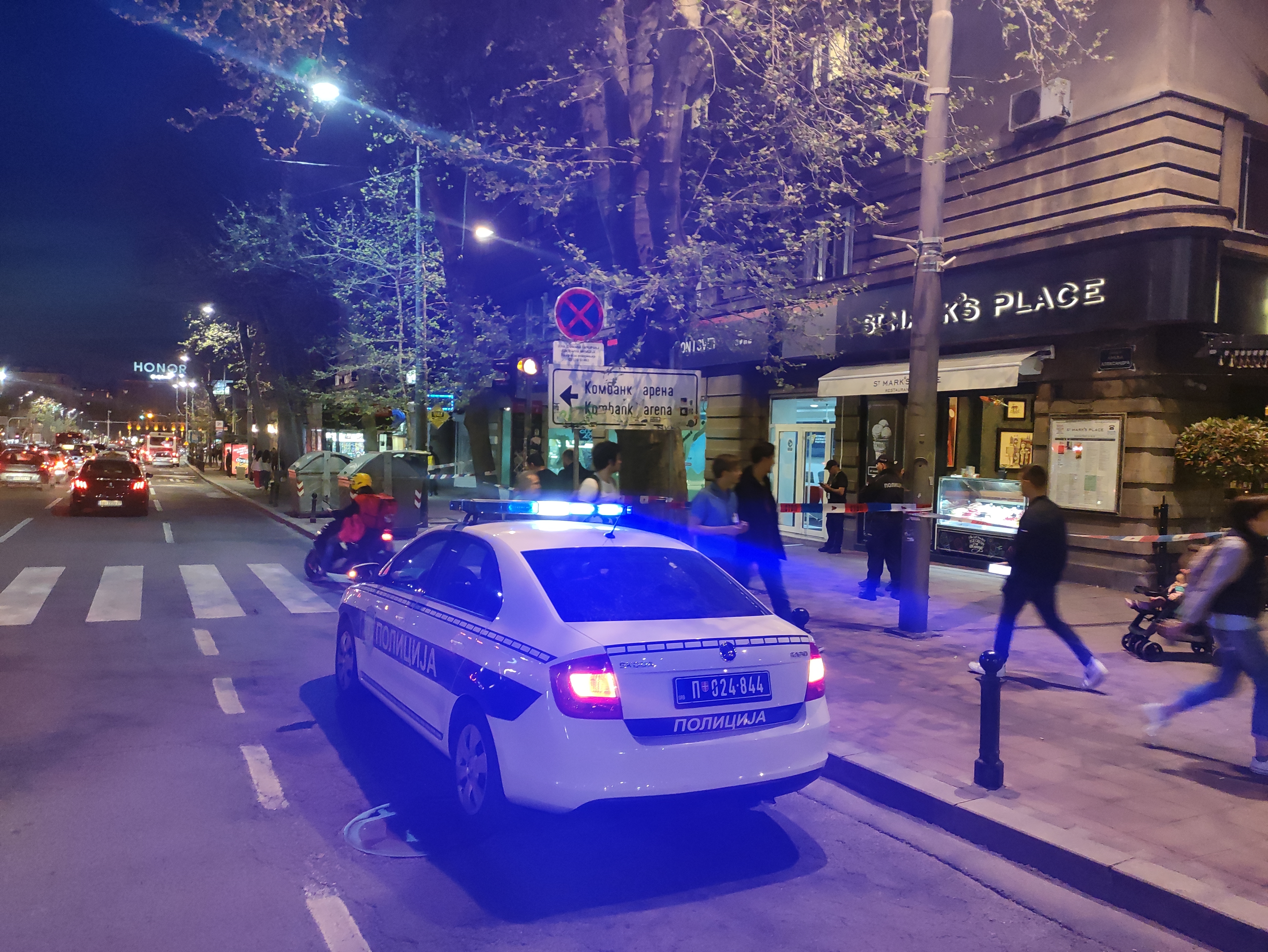 Beograd 15. april 2022. Bulevar Kralja Aleksandra, Air Serbia poslovnica, Prijava bombe, bomba, dojava, policija noc mrak noć Foto: Vladislav Mitić/Nova.rs