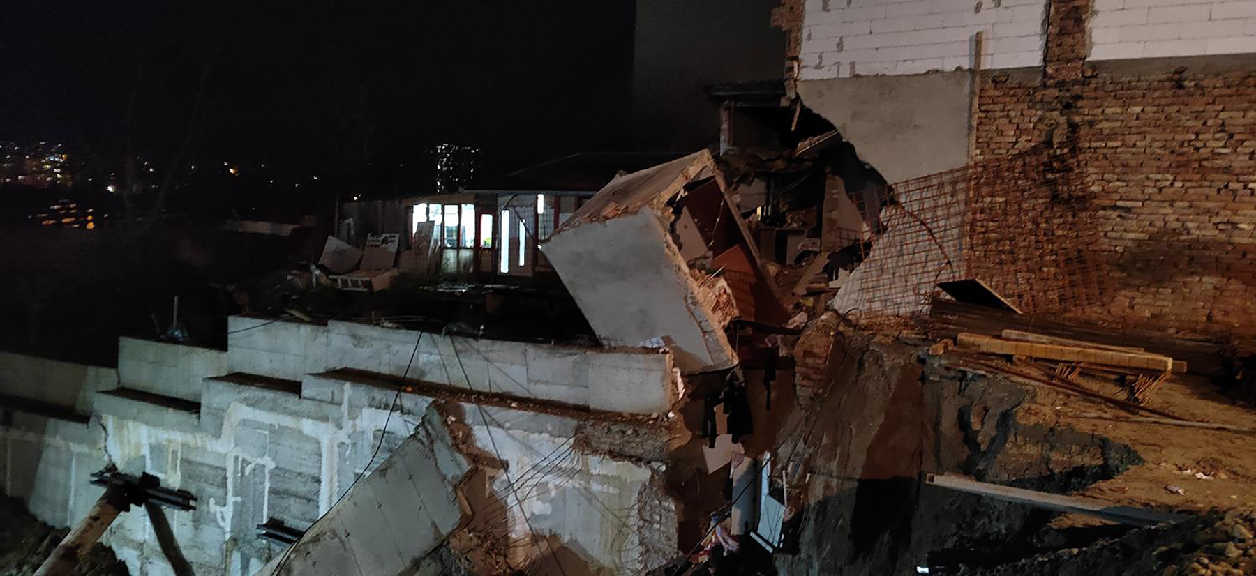 Mesto: Beograd
Datum: Fri Dec 23 23:22:14 CET 2022
Dogadjaj: HRONIKA - urušio se deo privatne kuće u ulici Vojvode Stepe 337
Fotoreporter: Marko Dragoslavić
Izvor: FoNet