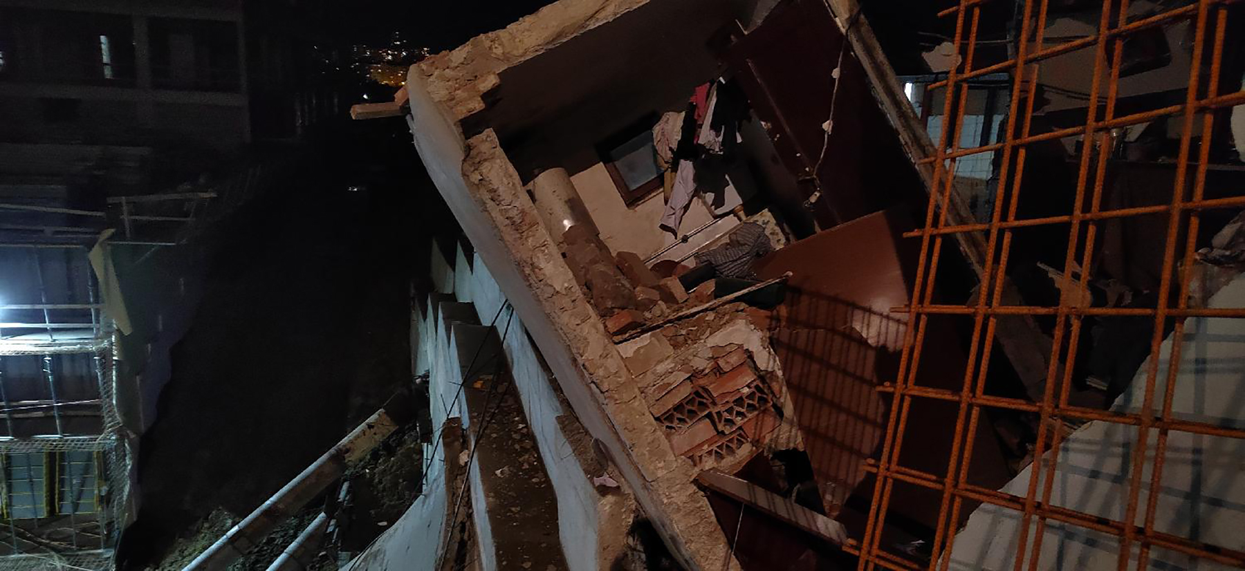 Mesto: Beograd
Datum: Fri Dec 23 23:21:29 CET 2022
Dogadjaj: HRONIKA - urušio se deo privatne kuće u ulici Vojvode Stepe 337
Fotoreporter: Marko Dragoslavić
Izvor: FoNet