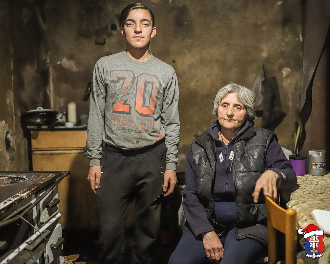 Prokuplje, porodica Stojanović. humanitarna pomoć, Srbi za Srbe. Otac Perica, majka Snežana i sin Vojislav iz Prokuplja svi žive u jednoj mračnoj sobi u nehumanim uslovima