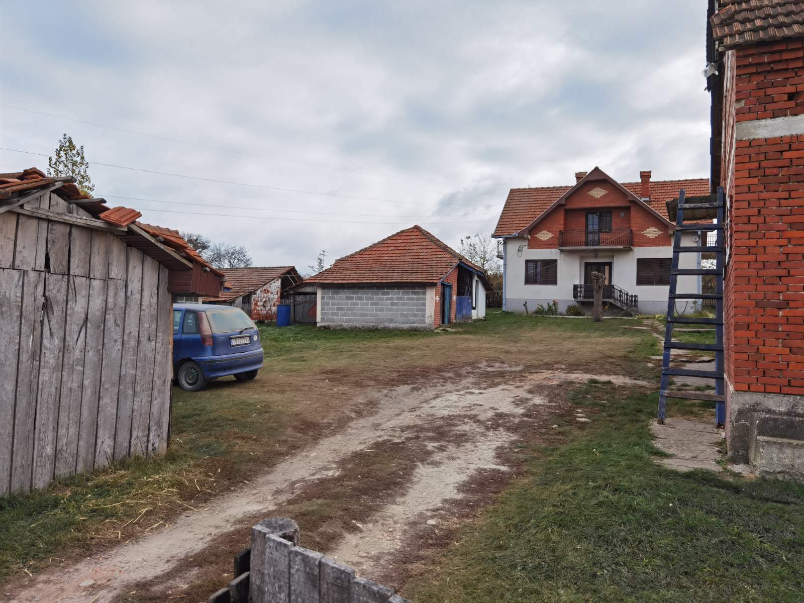 Stravično bratoubistvo potreslo je sve meštane sela Gornja Trnava kod Topole, a motiv ovog ubistva, najverovatnije je novac, saznaje nova.rs od bliskih rodjaka ove porodice.