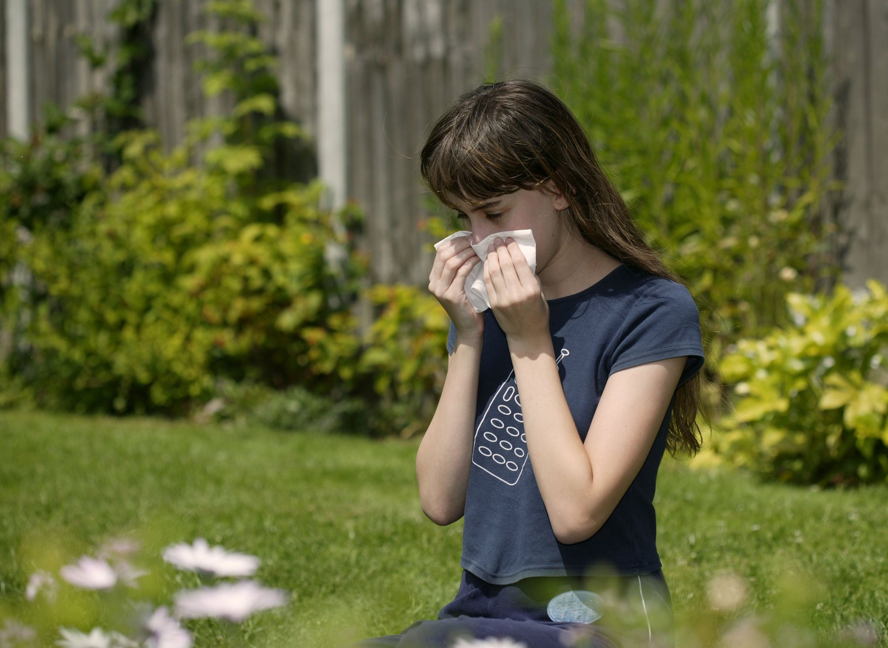 Young girl with hay fever in the garden on a summers day,Image: 1763531, License: Rights-managed, Restrictions: , Model Release: yes, Credit line: Mark Baigent Life / Alamy / Alamy / Profimedia