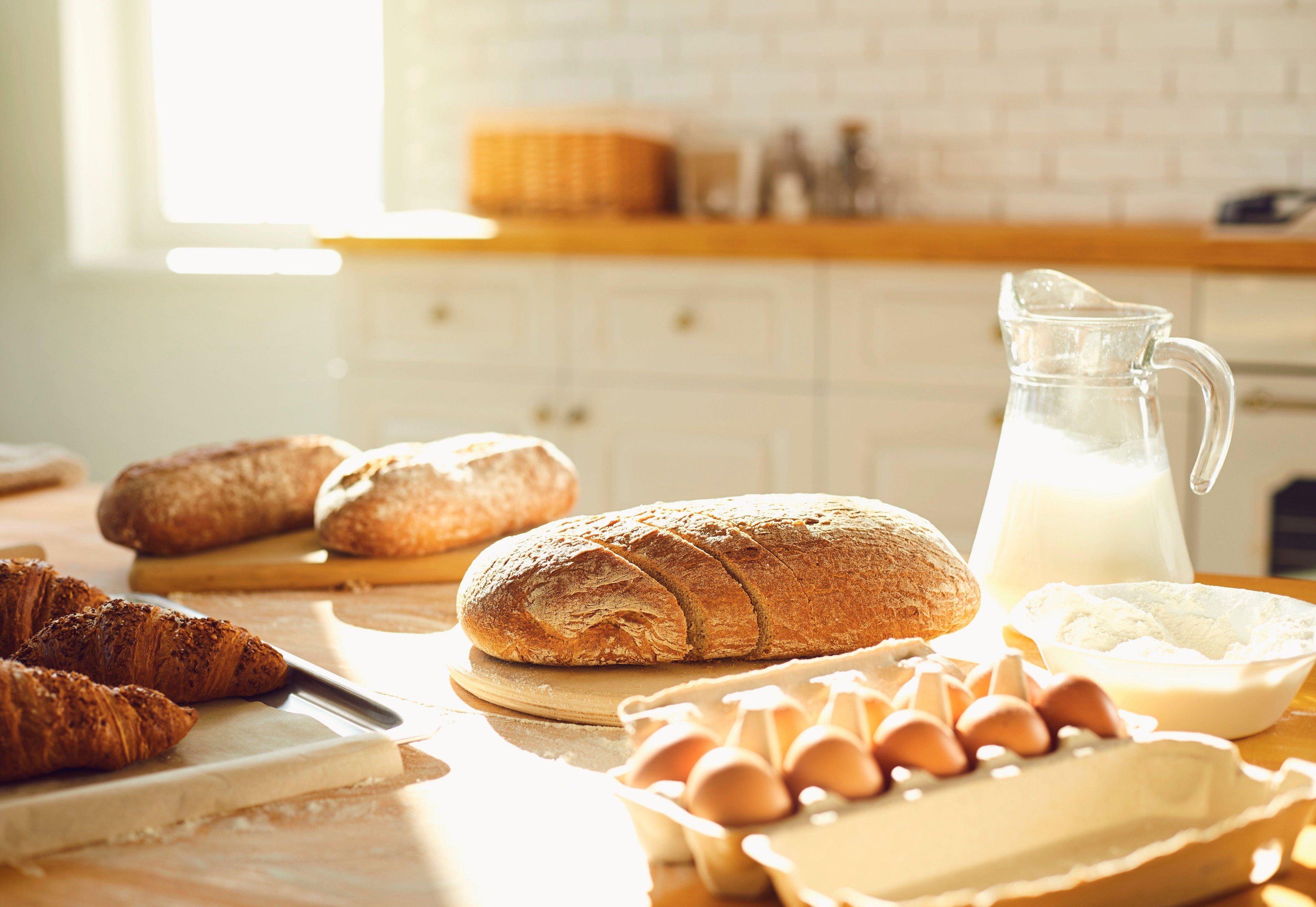 Bakery baker bread. Fresh homemade crisp bread on a table in the kitchen at the bakery.,Image: 511417624, License: Royalty-free, Restrictions: , Model Release: no, Credit line: Roman Lacheev / Alamy / Alamy / Profimedia