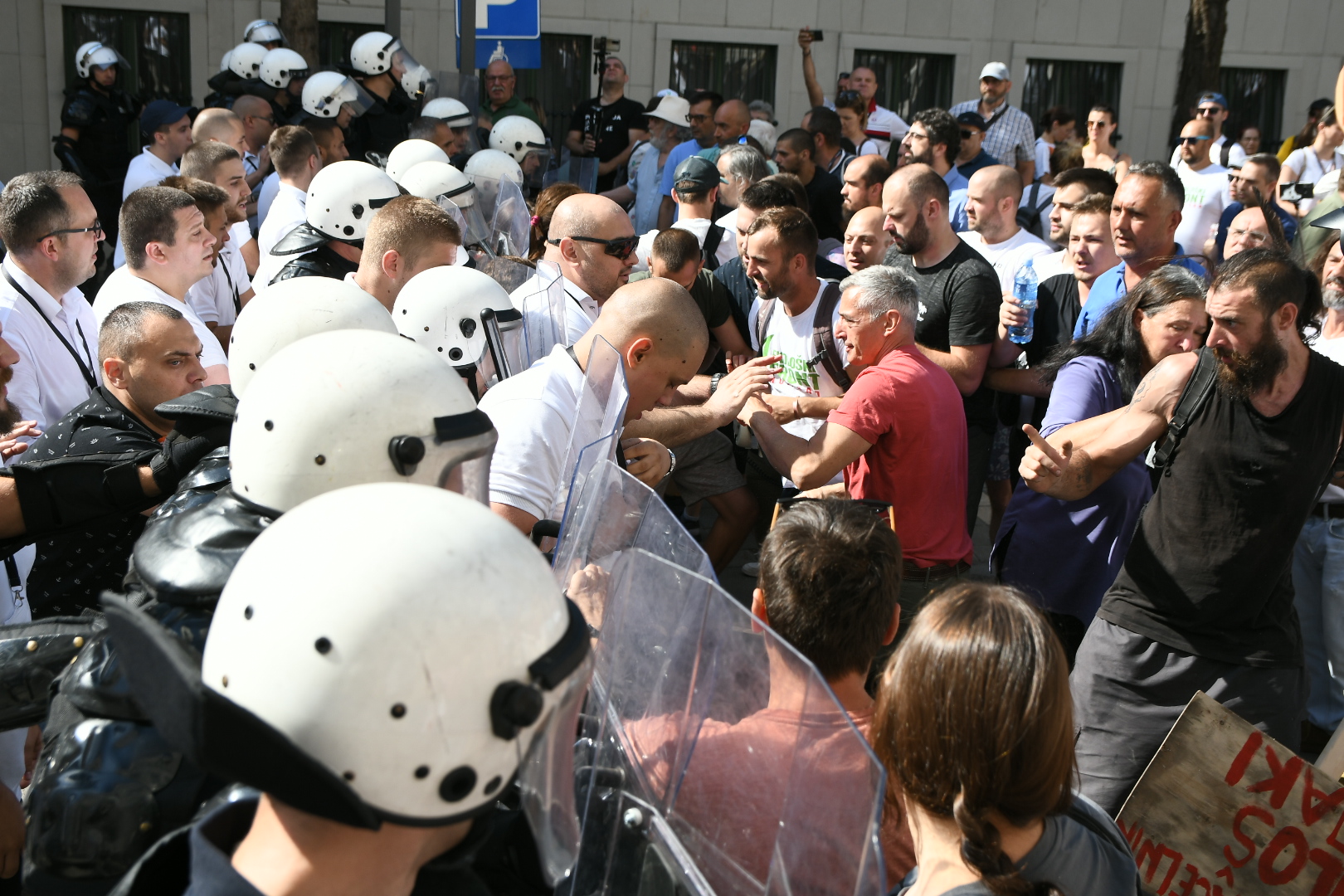 Novi Sad 21.07.2022. Protest, protesti ,demonstracije ispred Skupštine Vojvodine,  policija, tuča,  Foto: Nenad Mihajlović/nova.rs