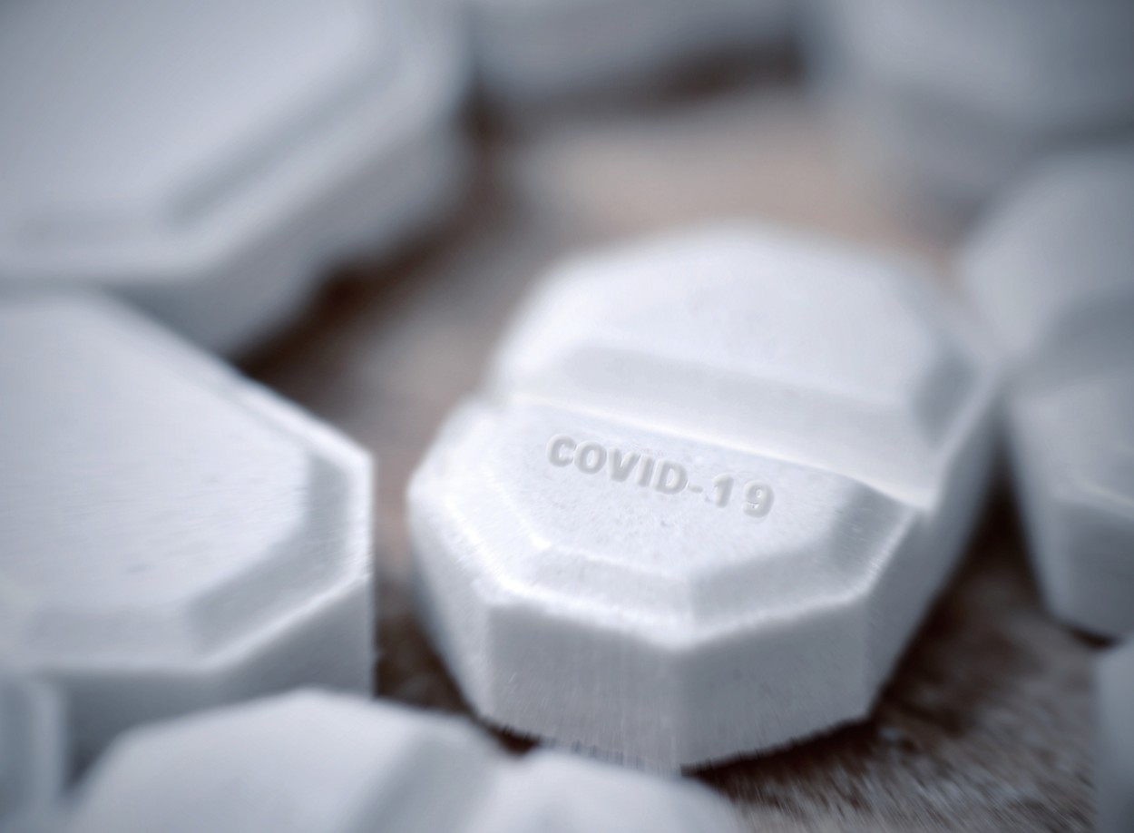 White pill with COVID-19 inscription,  macro shot.,Image: 517085986, License: Royalty-free, Restrictions: , Model Release: no, Credit line: Jiří Hamhalter / Panthermedia / Profimedia