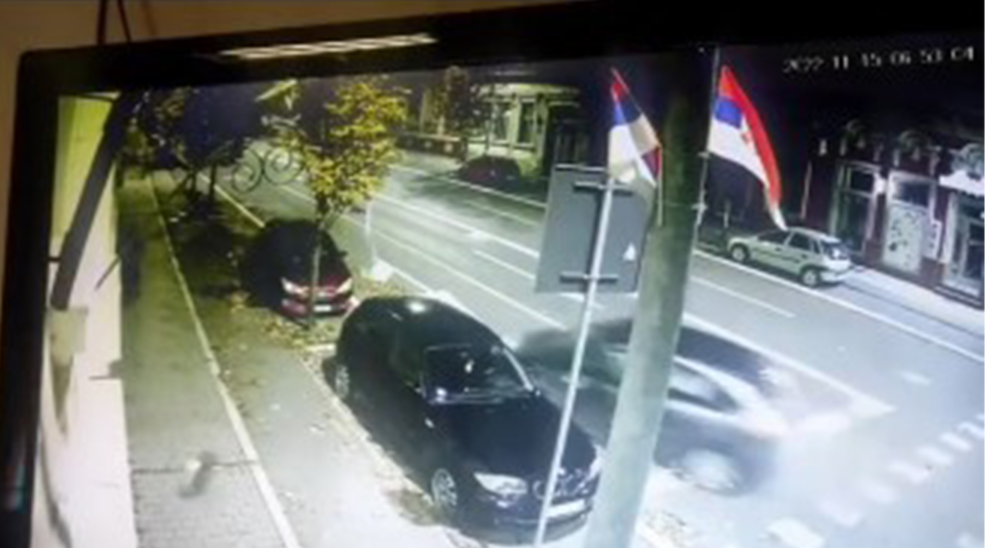 Teška nezgoda jutros u Vršcu, nakon sudara automobil uleteo u parkirana vozila, povređeno više lica