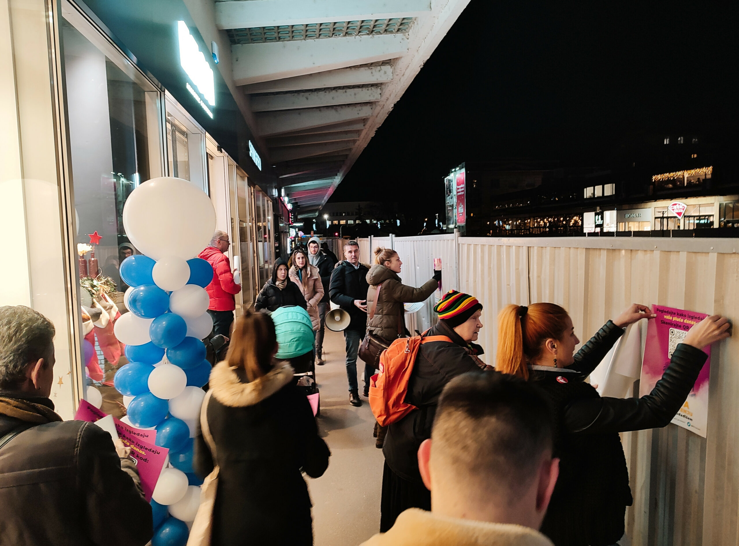 U centru Novog Sada članovi "Kreni-Promeni" delili plakate sa informacijama o zagađenju vazduha