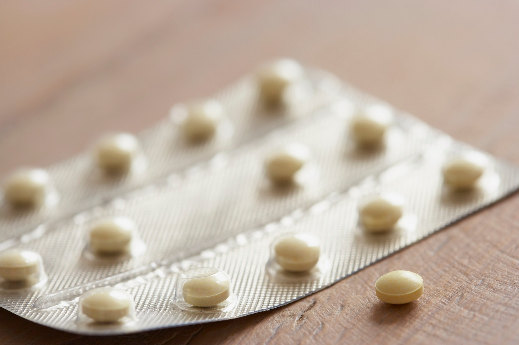 Folic acid pills in blister pack, single pill shown removed from packaging.,Image: 198198407, License: Rights-managed, Restrictions: , Model Release: no, Credit line: Dorling Kindersley/UIG / Sciencephoto / Profimedia