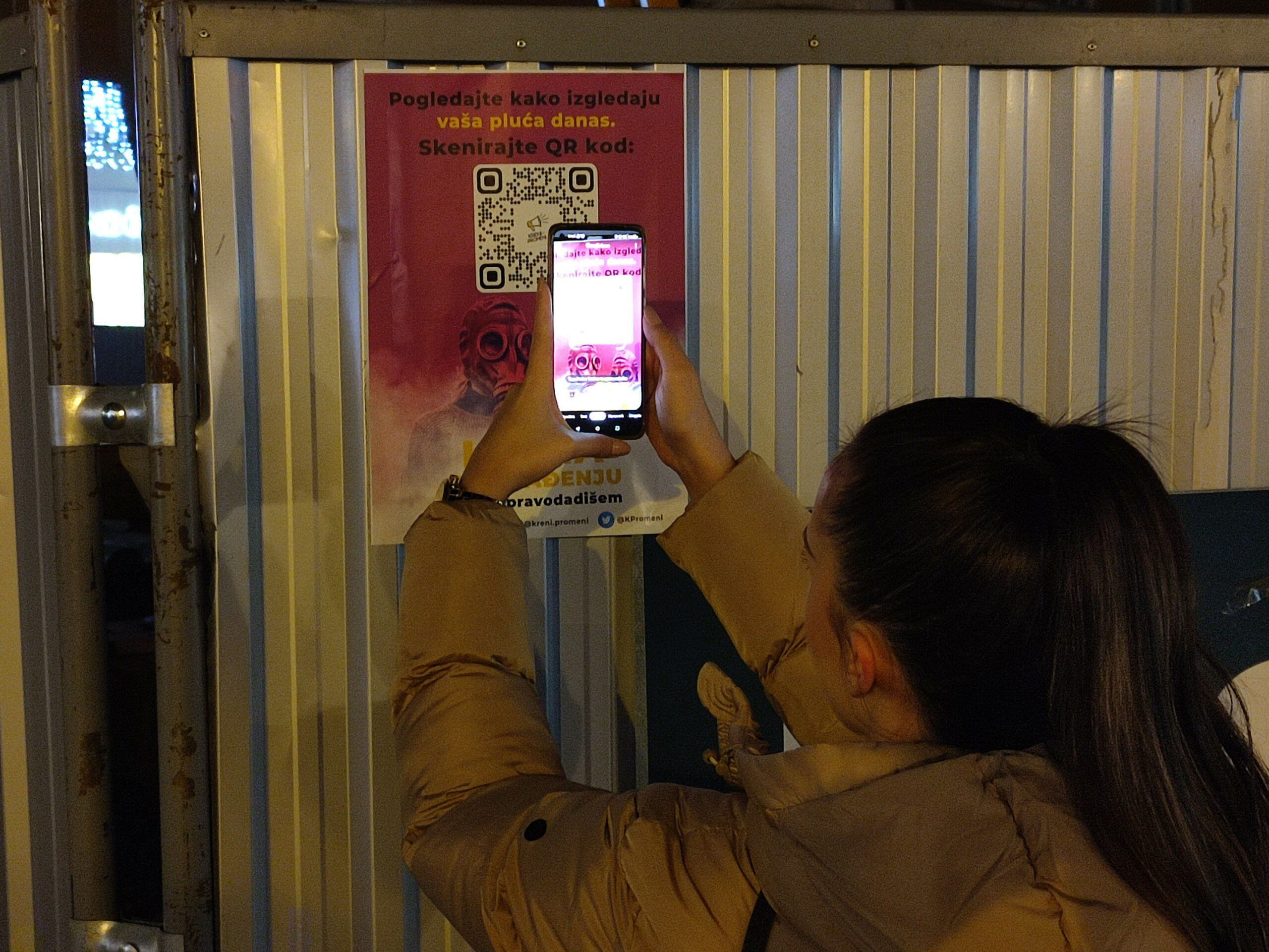 U centru Novog Sada članovi "Kreni-Promeni" delili plakate sa informacijama o zagađenju vazduha