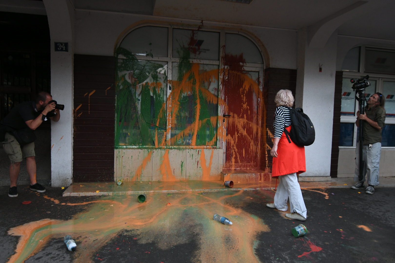 Novi Sad  28. jul 2022. Protest Buna protiv mafije u Novom Sadu prostorije SNS farba gadjanje Foto:Nenad Mihajlović/Nova.rs