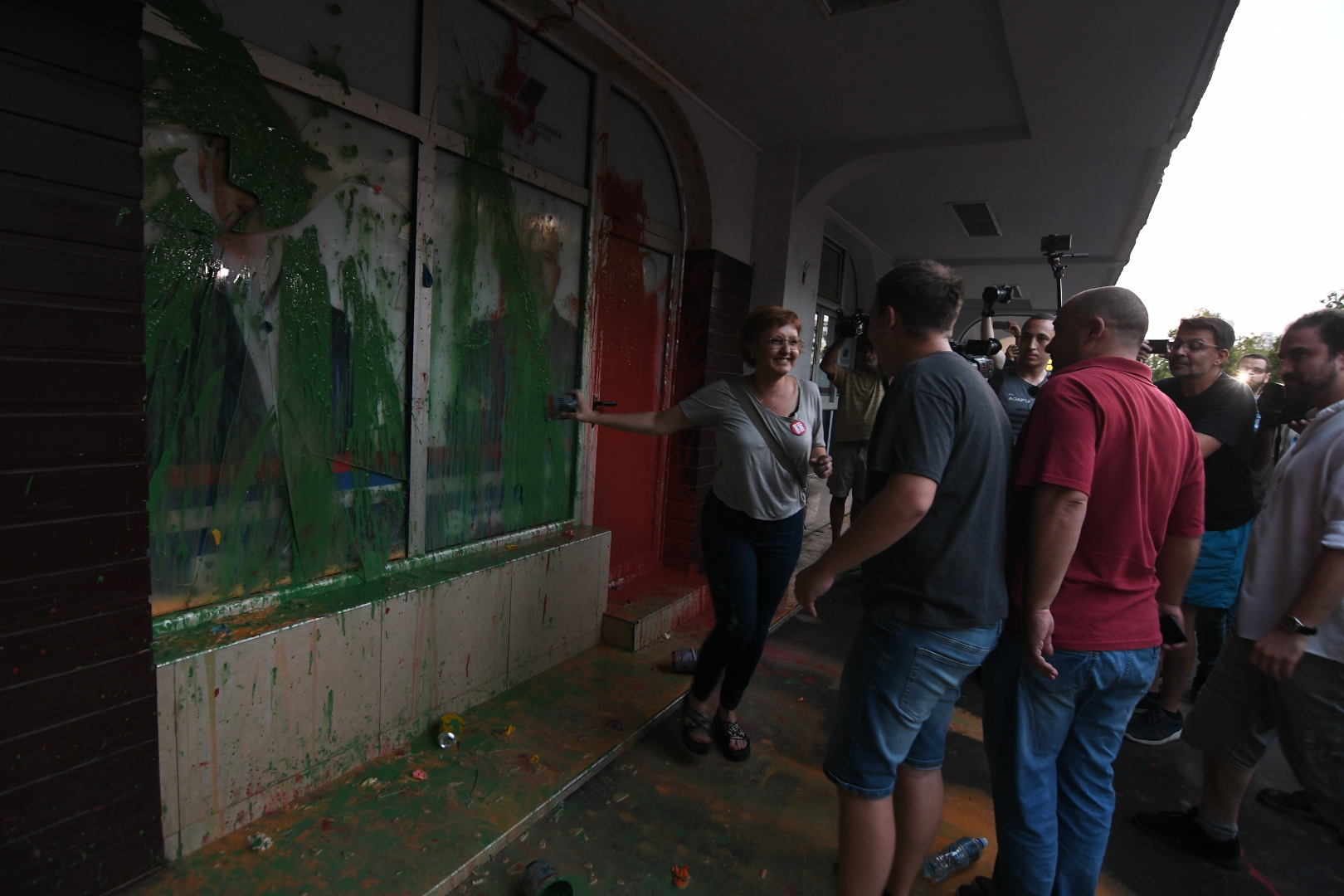 Novi Sad  28. jul 2022. Protest Buna protiv mafije u Novom Sadu prostorije SNS farba gadjanje Foto:Nenad Mihajlović/Nova.rs