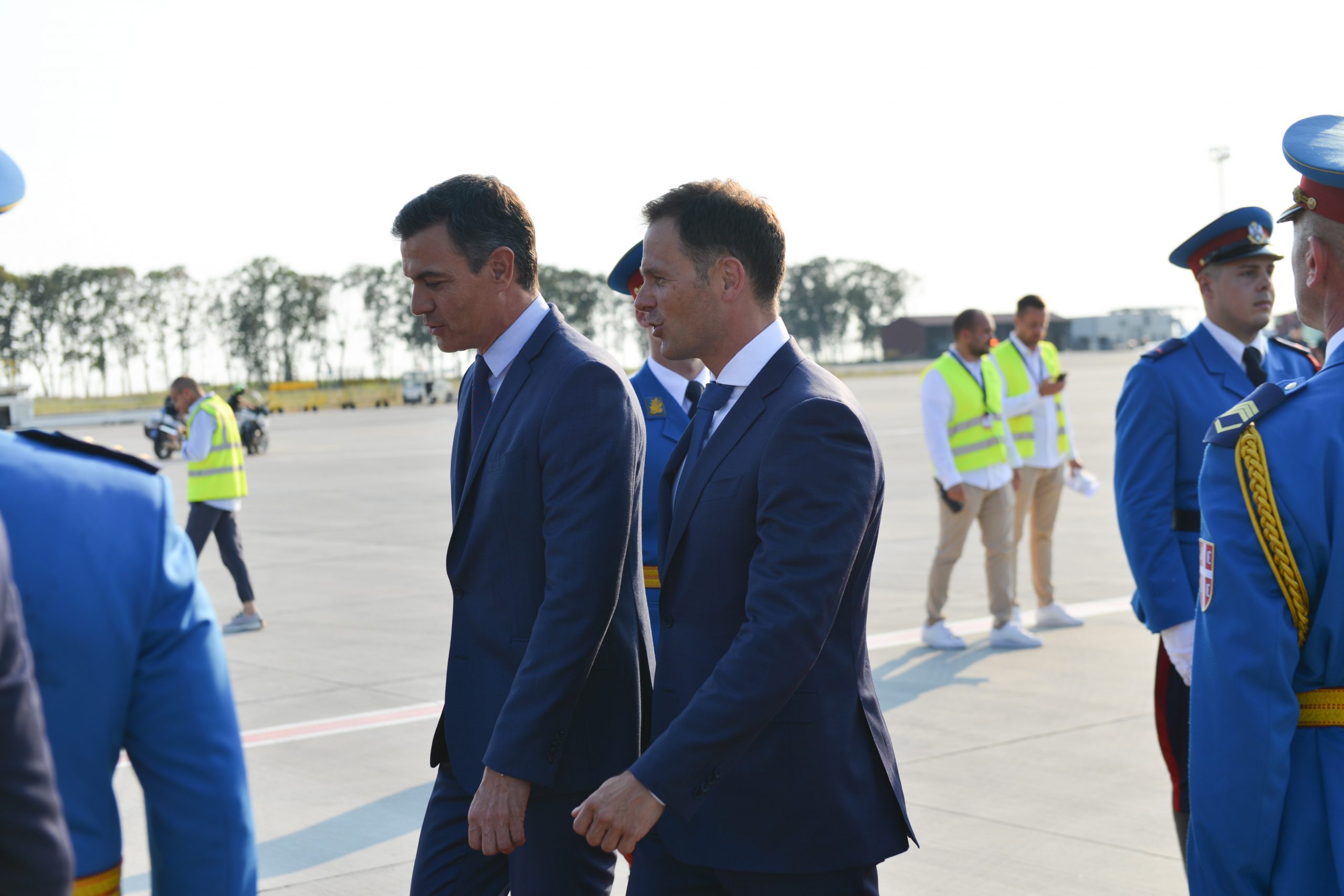 Beograd, 29. jula 2022 - Premijer Spanije Pedro Sancez doputovao je danas u dvodnevnu zvanicnu posetu Srbiji, gde ga je na aerodromu u Beogradu docekao ministar finansija Sinisa Mali. FOTO TANJUG/STRAHINJA ACIMOVIC/ bs