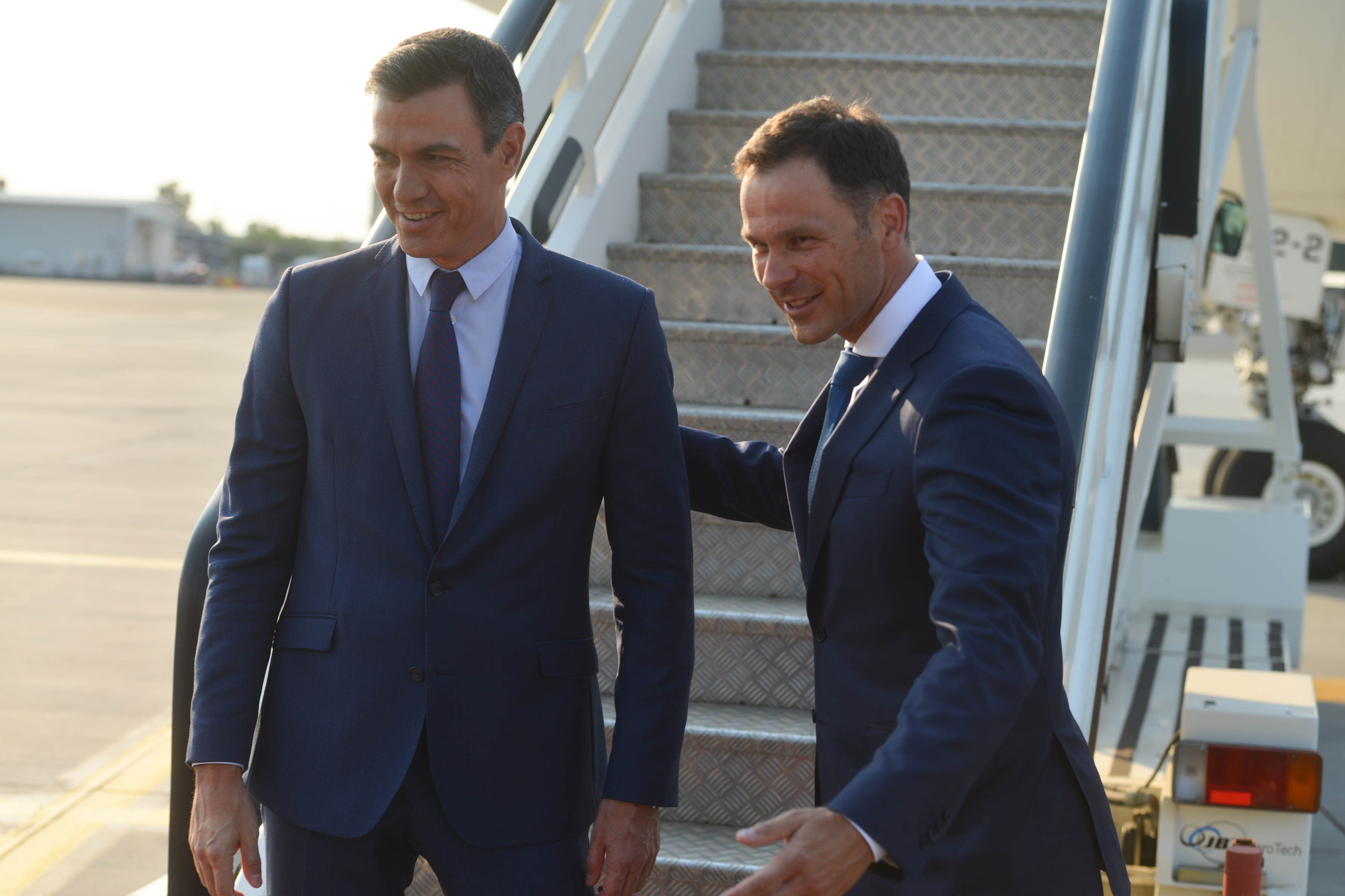 Beograd, 29. jula 2022 - Premijer Spanije Pedro Sancez doputovao je danas u dvodnevnu zvanicnu posetu Srbiji, gde ga je na aerodromu u Beogradu docekao ministar finansija Sinisa Mali. FOTO TANJUG/STRAHINJA ACIMOVIC/ bs