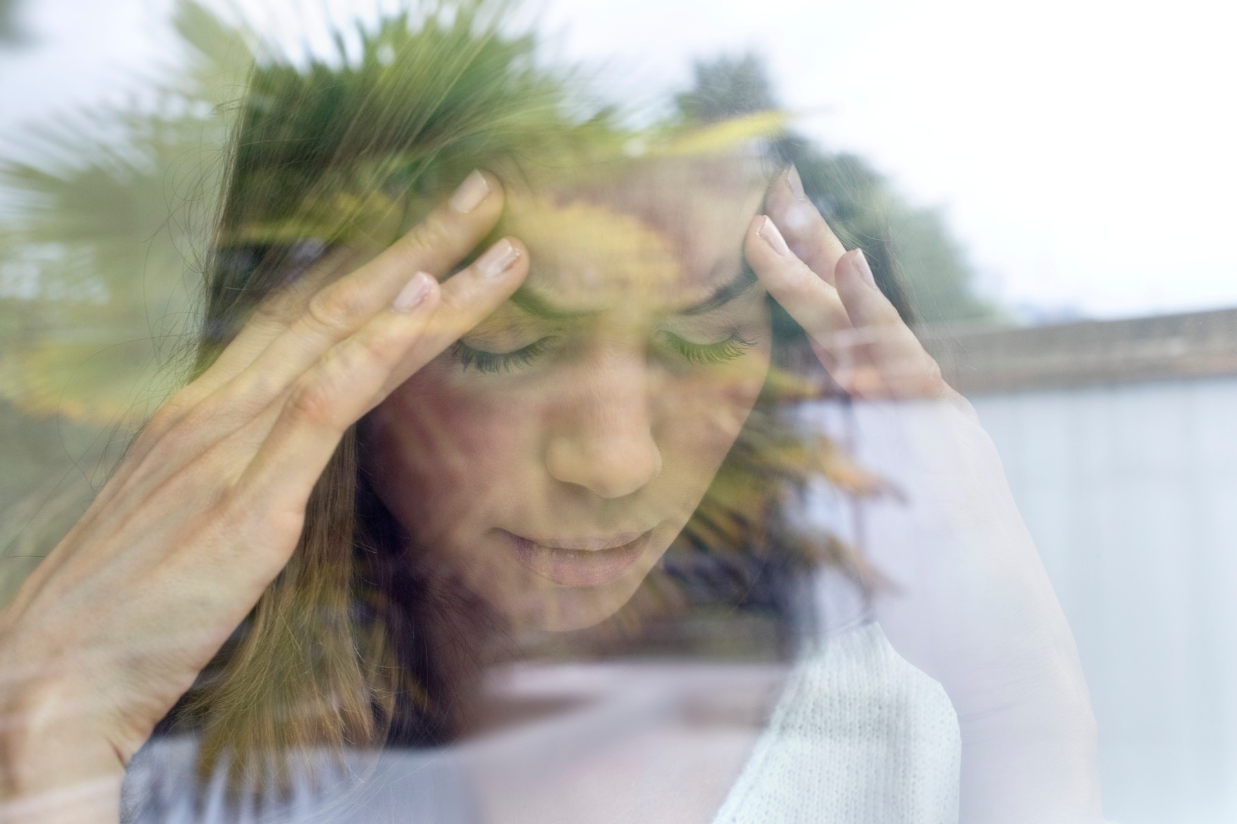Young woman with hands on head.,Image: 370313465, License: Royalty-free, Restrictions: Model Released
26879, Model Release: yes, Credit line: IAN HOOTON / Sciencephoto / Profimedia