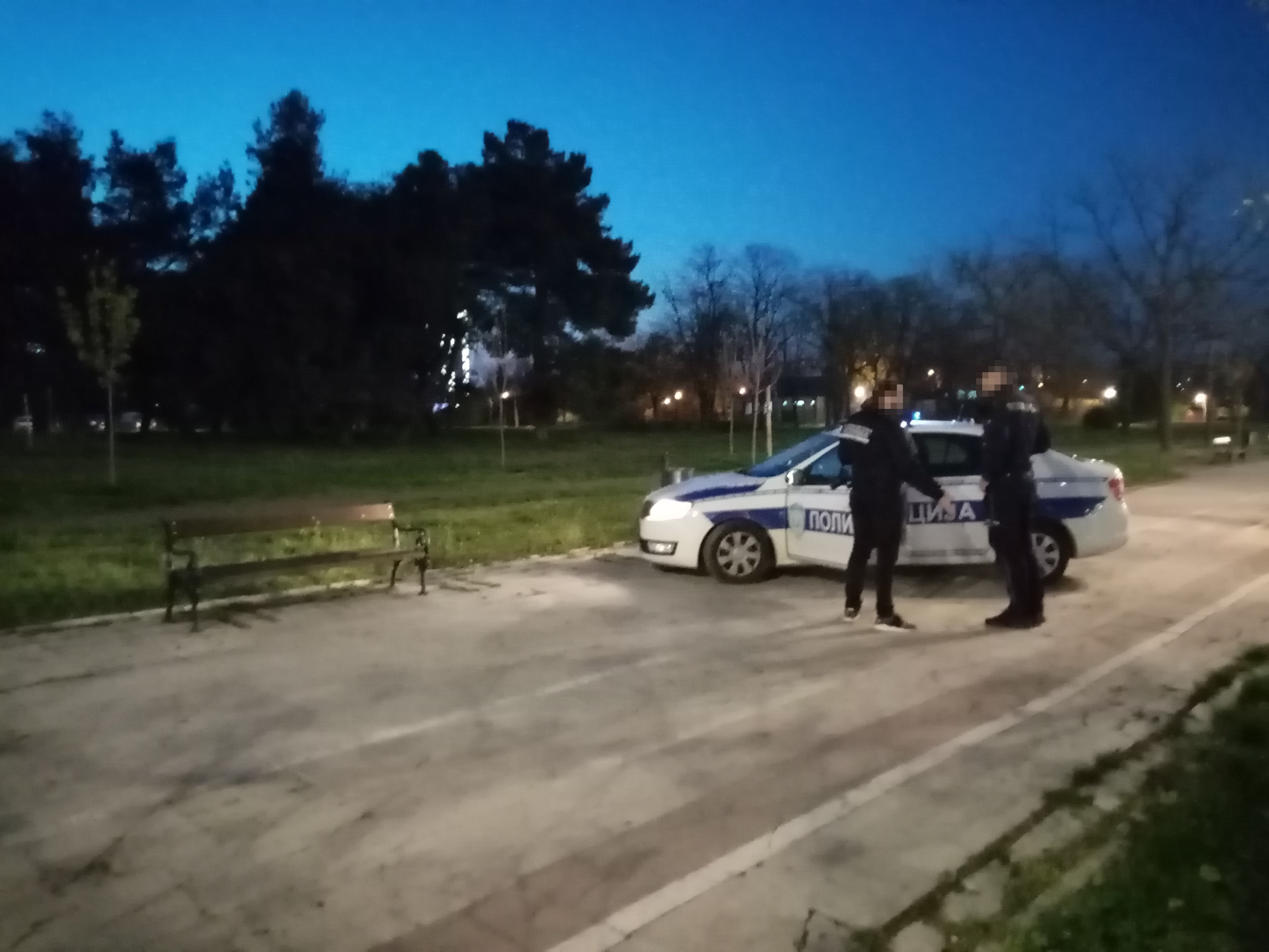 Beograd 04.04.2022. Savski kej, nesreća, žena pogođena vazdušnom puškom u glavu, vazdušna puška, nesreća, uviđaj, uvidjaj, policija, noć, mrak, veče Foto: Nova.rs