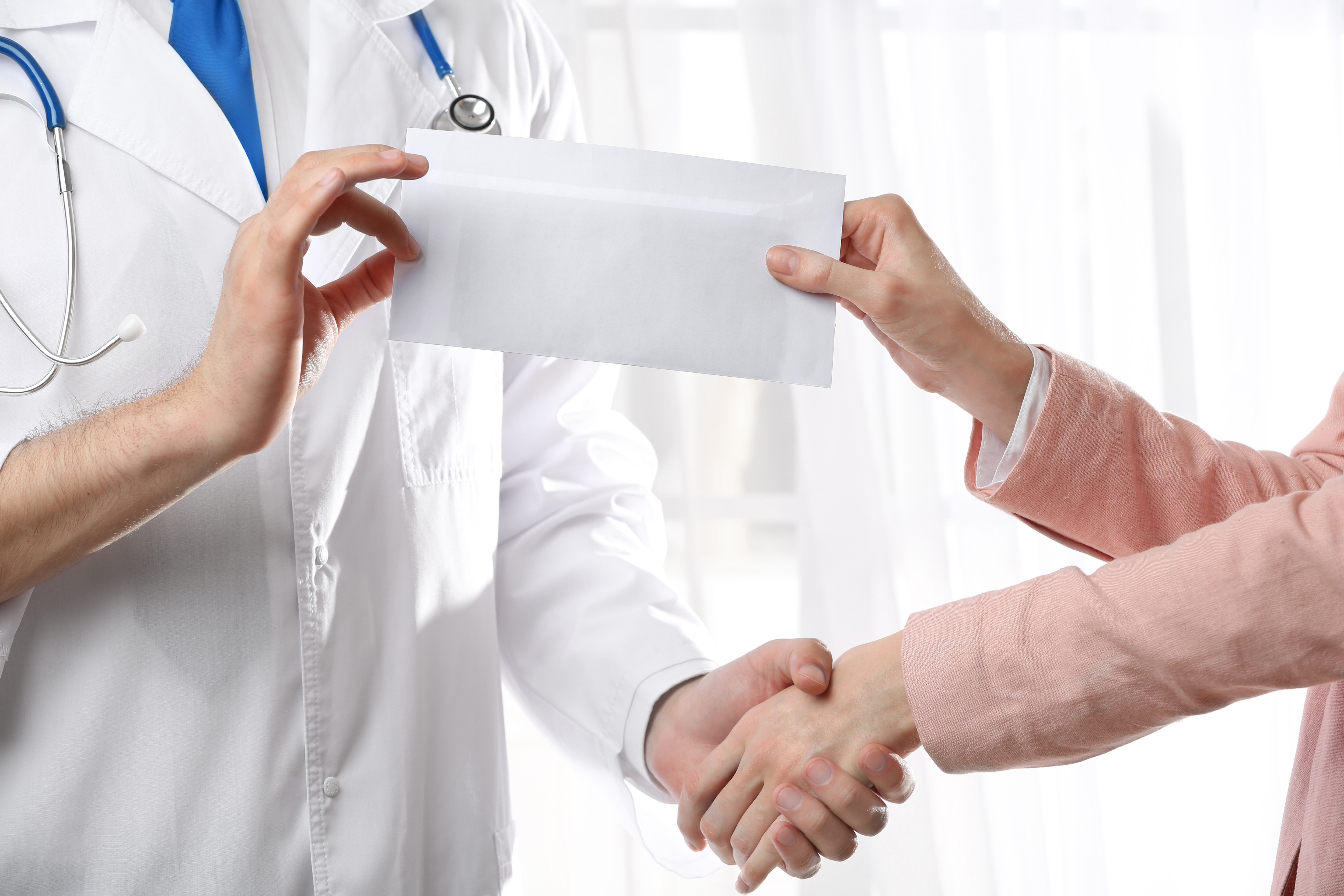 Mito, korupcija, novac, pare, euro, evro, lekar, doktor, specijalista, ilustracija Foto: Shutterstock