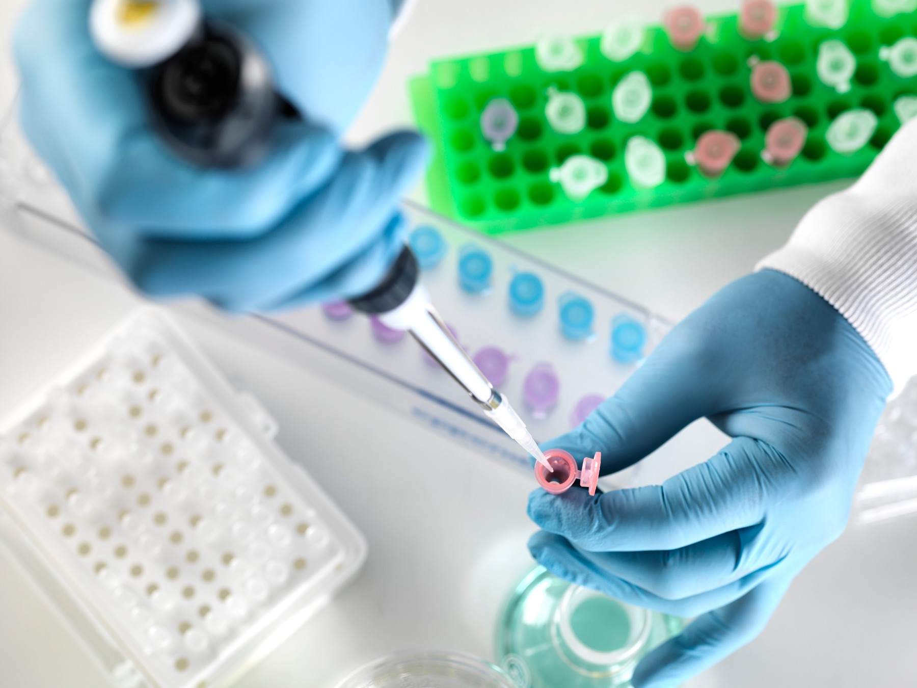 Scientist preparing a sample in an Eppendorf tube for chemical analysis.,Image: 385290021, License: Royalty-free, Restrictions: Model Released
27494, Model Release: yes, Credit line: TEK IMAGE / Sciencephoto / Profimedia