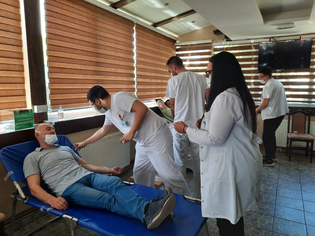 Kragujevac, Vakcinacija i davanje krvi u kafani