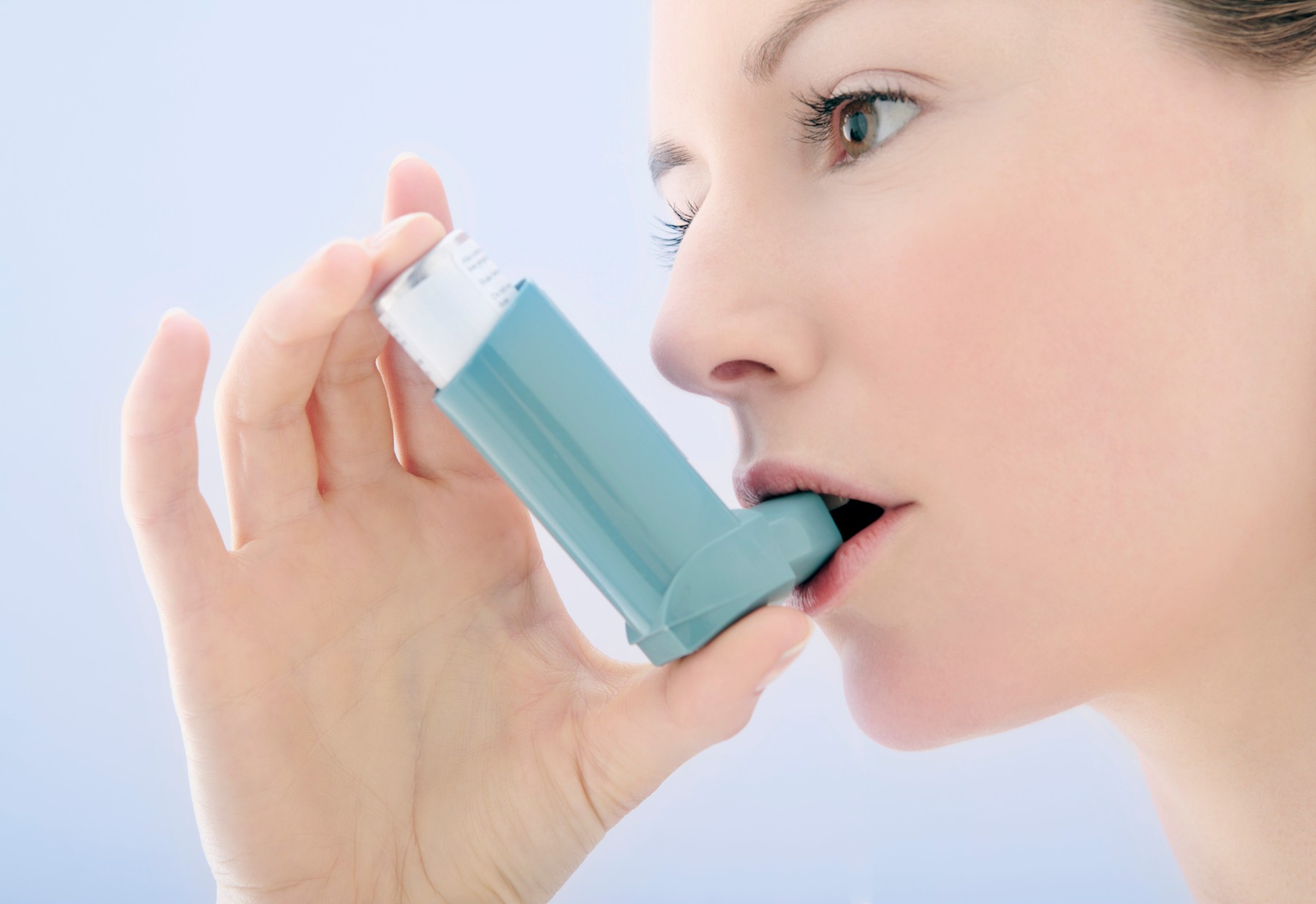 MODEL RELEASED. Asthma inhaler use. 25 year old woman using an inhaler to treat an asthma attack.,Image: 129115416, License: Royalty-free, Restrictions: , Model Release: yes, Credit line: GAVIN KINGCOME / Sciencephoto / Profimedia