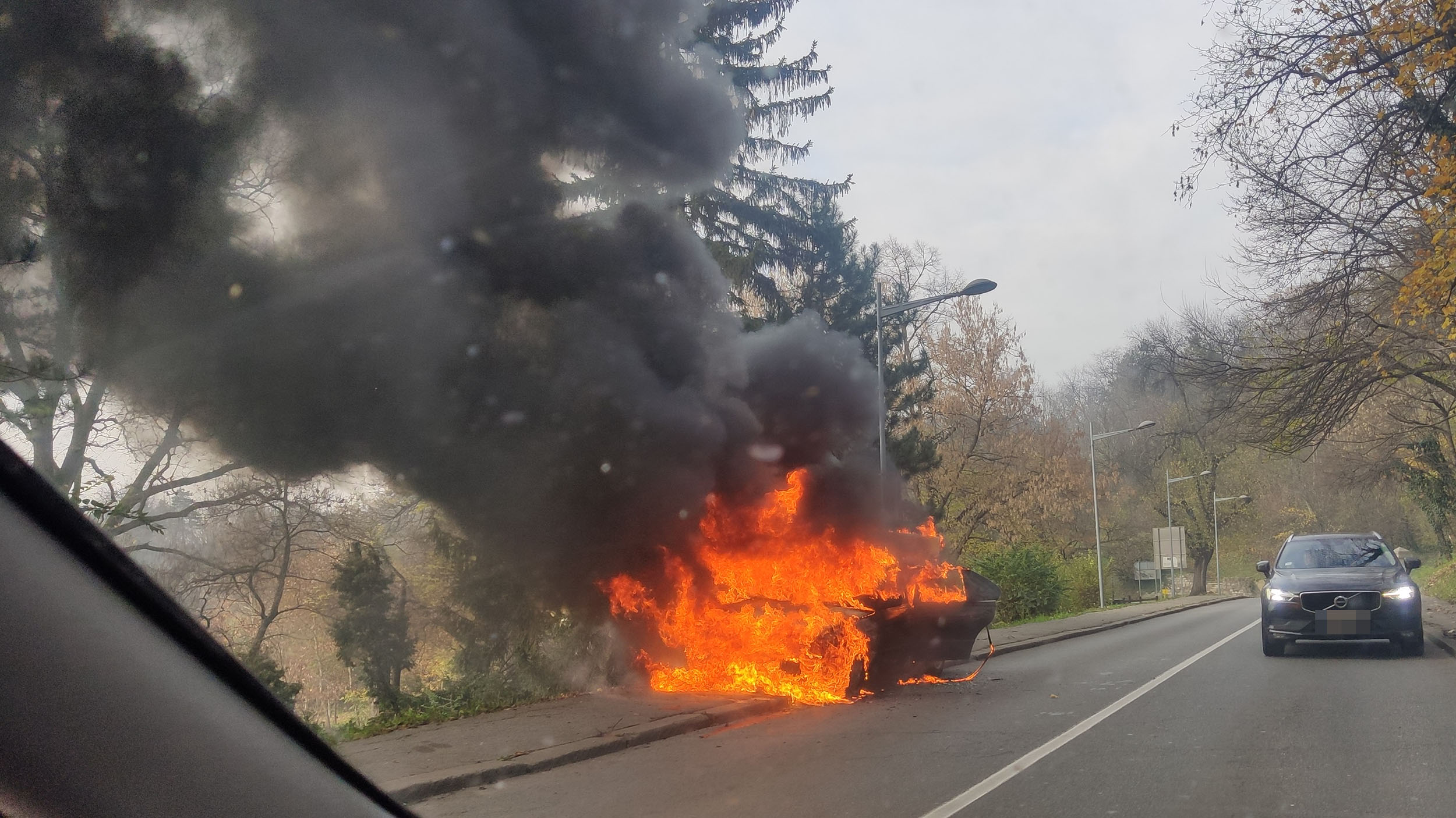 Topciderski park, zapaljen auto, auto gori