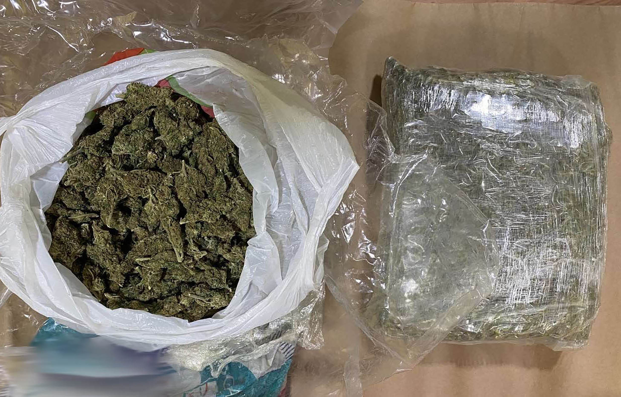 PU Pančevo Policija je u Kovinu, kod osumnjičenog pronašla kesu u kojoj se nalazilo oko 1,3 kilograma materije za koju se sumnja da je marihuana. 
Pronađeno 1,3 kilograma marihuane