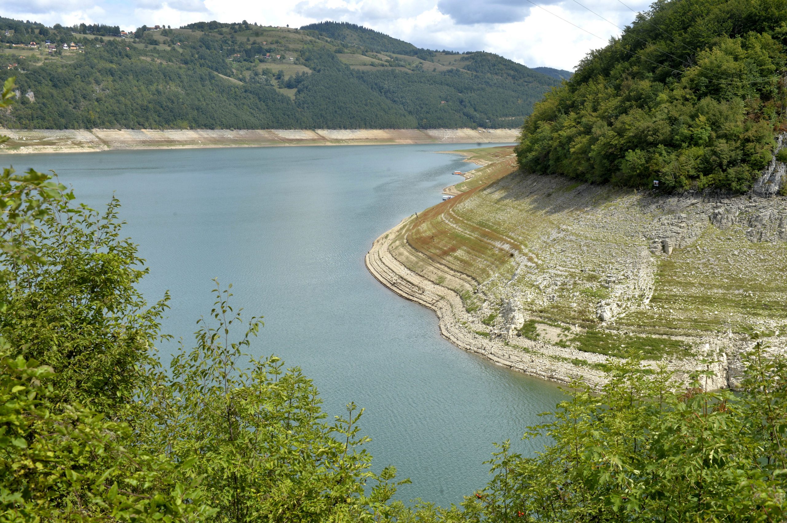 Nova Varos, 4. septembra 2022 - Uvacko jezero. Zbog neapamcene suse i povremenog rada hidroelektrana na Uvcu, nivo vode u akumulacijama na ovoj reci je skoro nezabelezen poslednjih decenija. FOTO TANJUG/ RADE PRELIC/bs