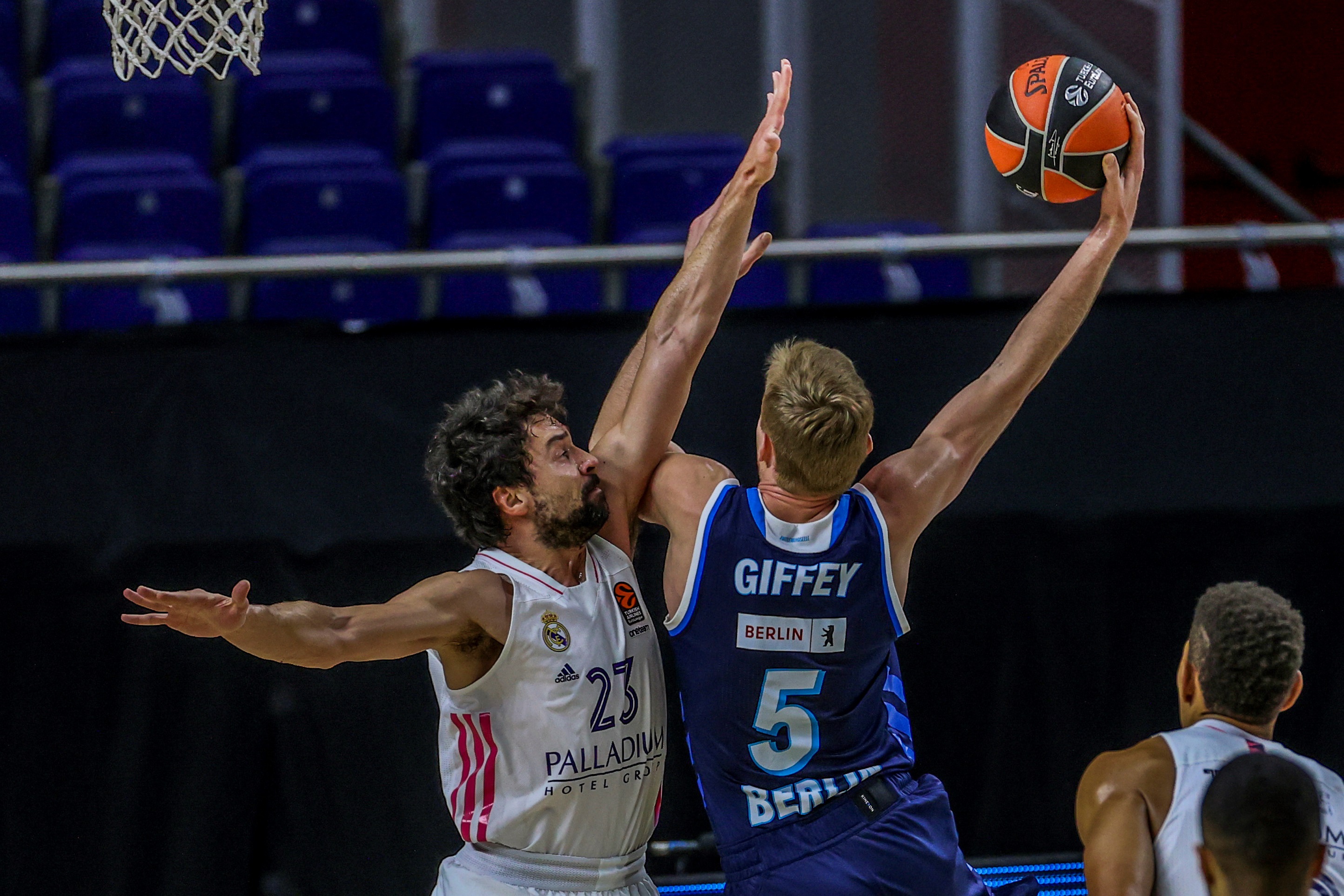 epa08900281 Real Madrid's Sergio Llul (L) in action against Alba Berlin's Niels Giffey (R) during the Euroleague basketball match between Real Madrid and Alba Berlin in Madrid, Spain, 22 December 2020.  EPA-EFE/JUANJO MARTIN