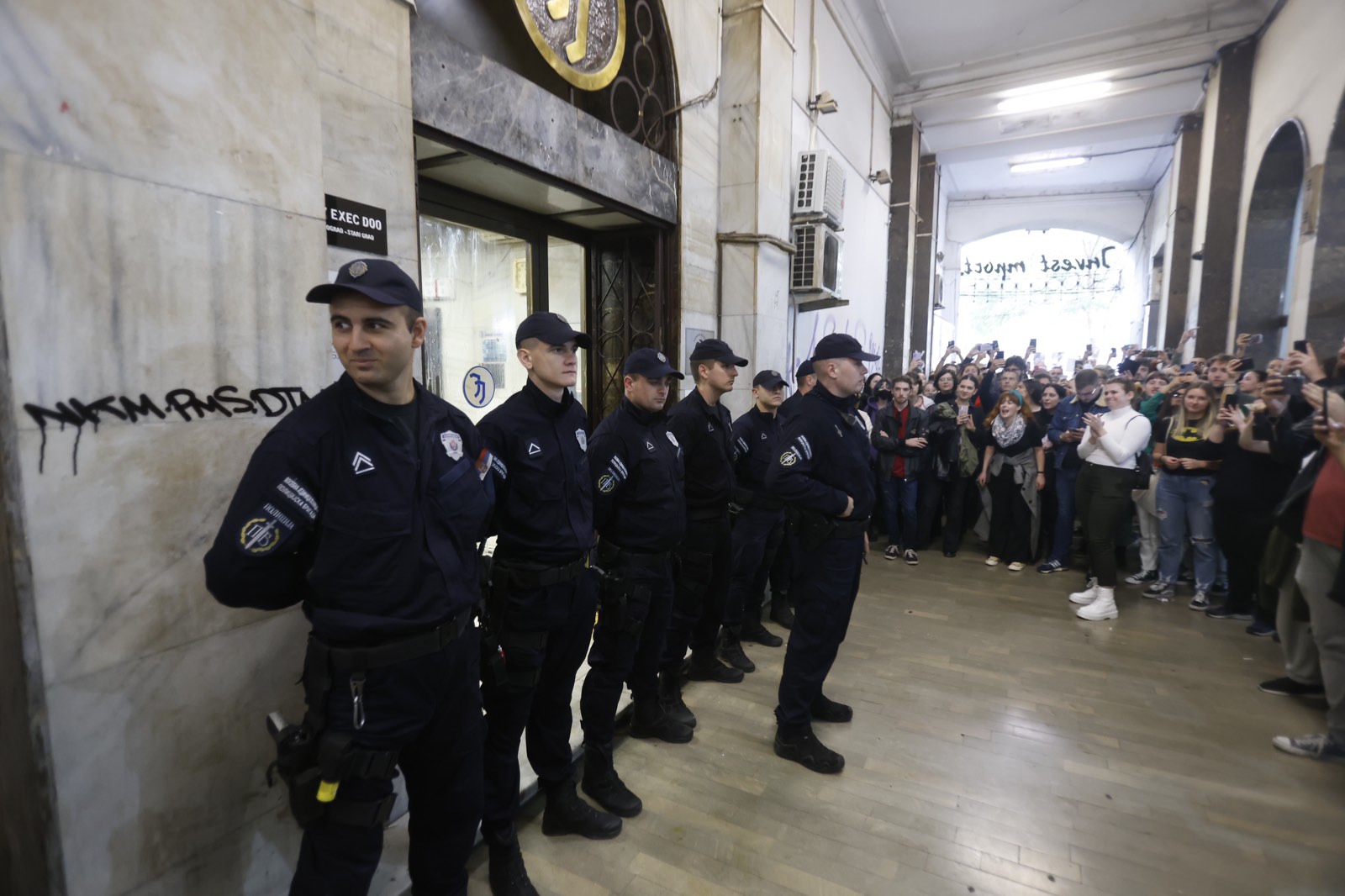 Beograd 28.09.2022. Protest ispred Informera, protest zbog intervjua sa silovateljem Igorom Miloševićem, Informer, zaustavljen saobraćaj, policija  Foto: Nemanja Jovanović/Nova.rs