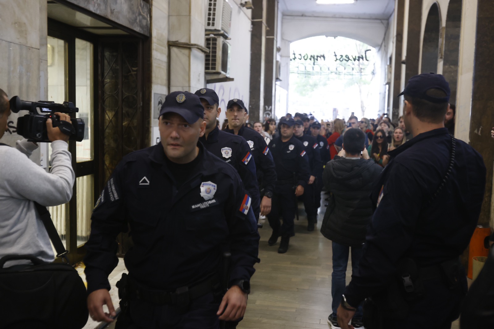 Beograd 28.09.2022. Protest ispred Informera, protest zbog intervjua sa silovateljem Igorom Miloševićem, Informer, zaustavljen saobraćaj, policija  Foto: Nemanja Jovanović/Nova.rs