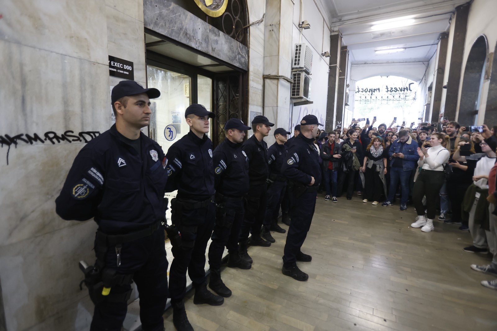 Beograd 28.09.2022. Protest ispred Informera, protest zbog intervjua sa silovateljem Igorom Miloševićem, Informer, zaustavljen saobraćaj, policija  Foto: Nemanja Jovanović/Nova.rs