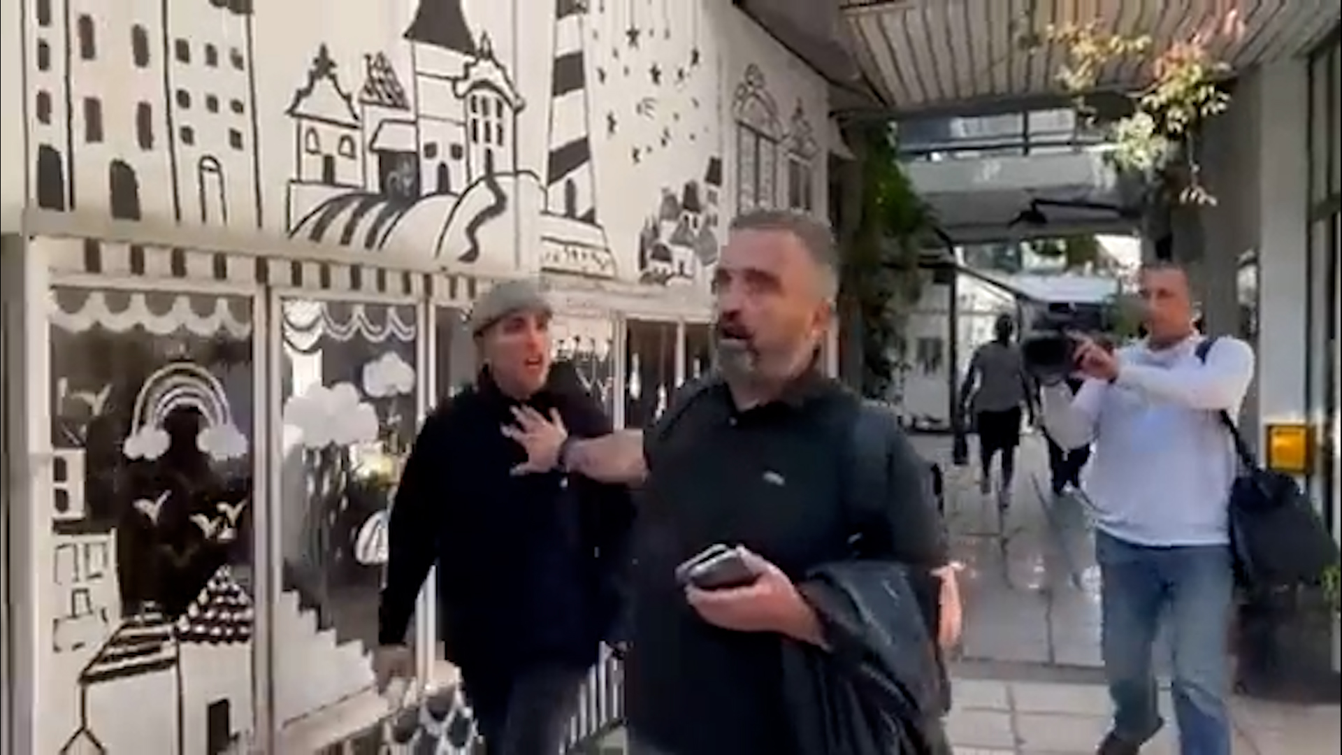 „Kako smeš!“ Pogledajte kako demonstrant šutira Vučićevića ispred Informera