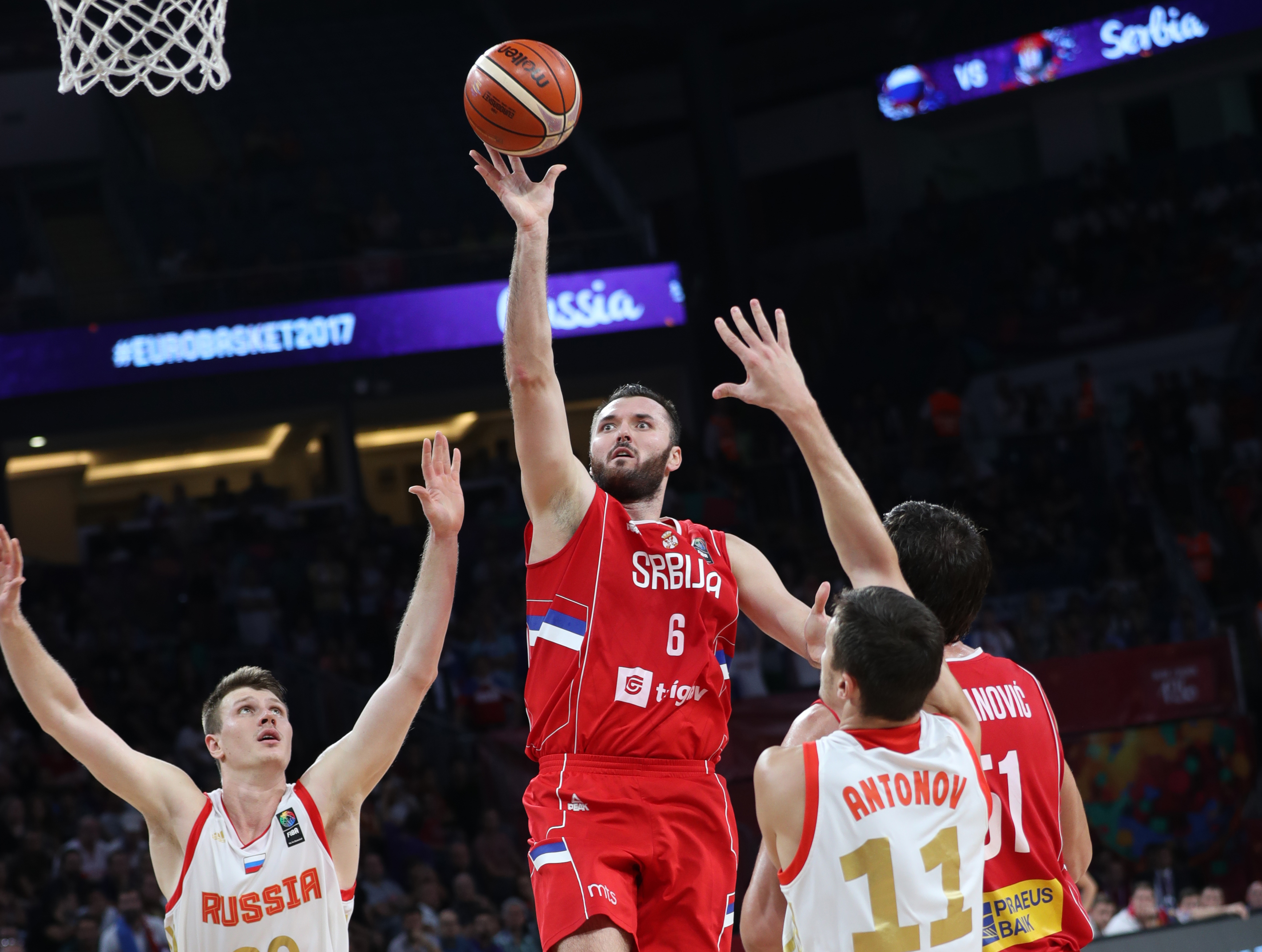 epa06207346 Serbia's Milan Macvan (C) in action against Russia's Andrey Vorontsevich (L) and Semen Antonov (R) during the EuroBasket 2017 semi final match between Russia and Serbia, in Istanbul, Turkey, 15 September 2017.  EPA-EFE/TOLGA BOZOGLU