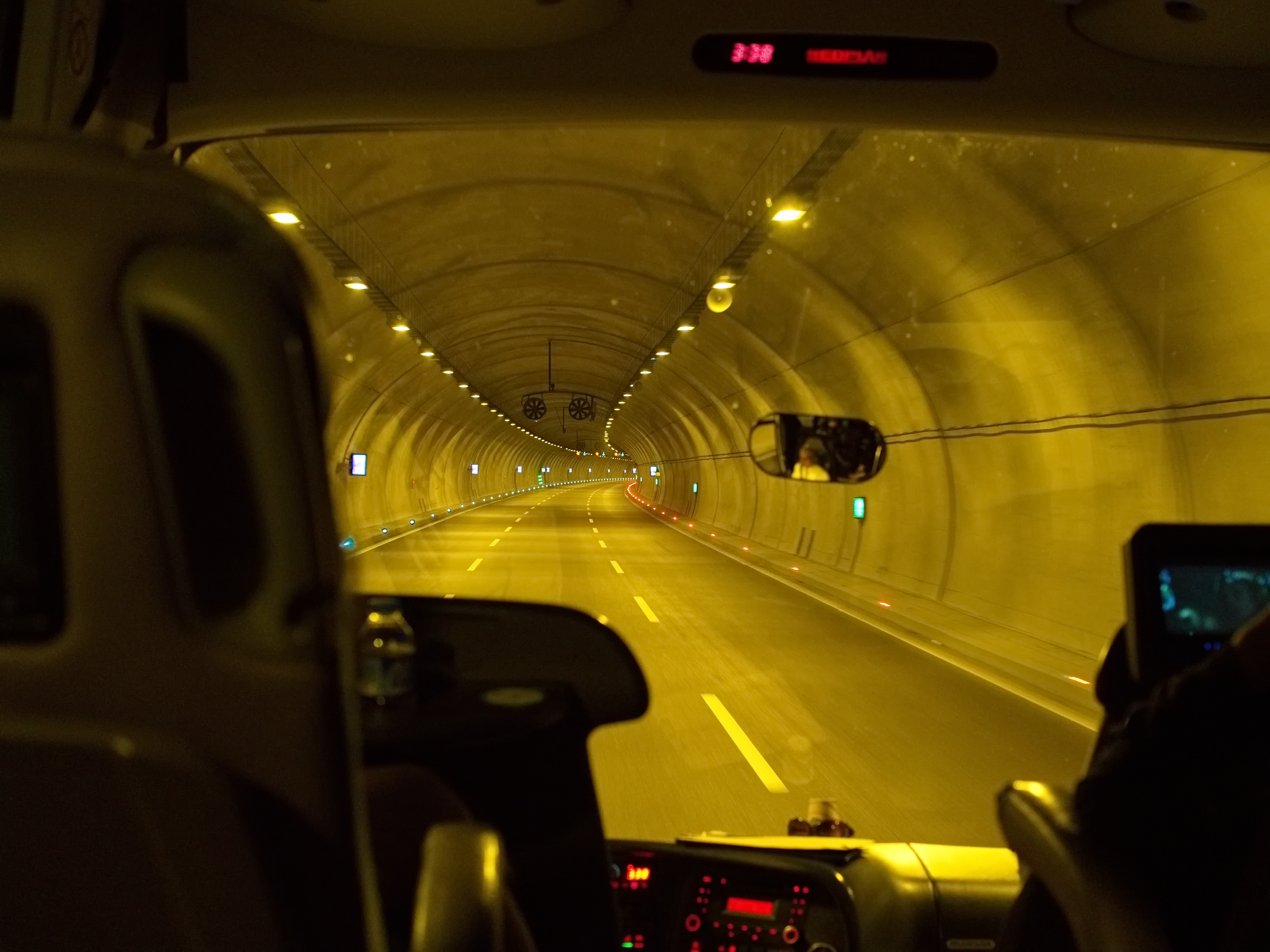 autobus deca tunel zid