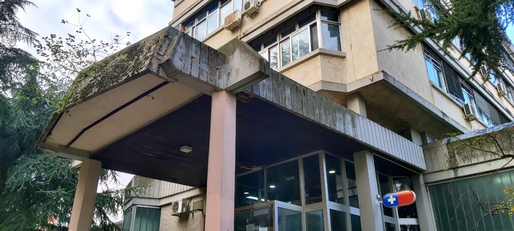 Beograd 15. novembar 2022. Dom zdravlja Novi Beograd, fasada doma zdravlja kao horor film Foto:Ana Marković/Nova.rs