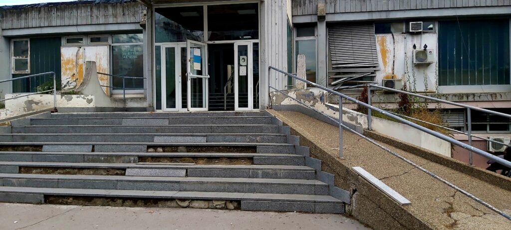 Beograd 15. novembar 2022. Dom zdravlja Novi Beograd, fasada doma zdravlja kao horor film Foto:Ana Marković/Nova.rs