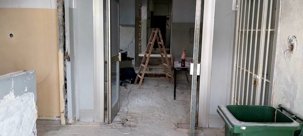 Beograd 15. novembar 2022. Dom zdravlja Novi Beograd, fasada doma zdravlja kao horor film Foto:Ana Marković/Nova.rs