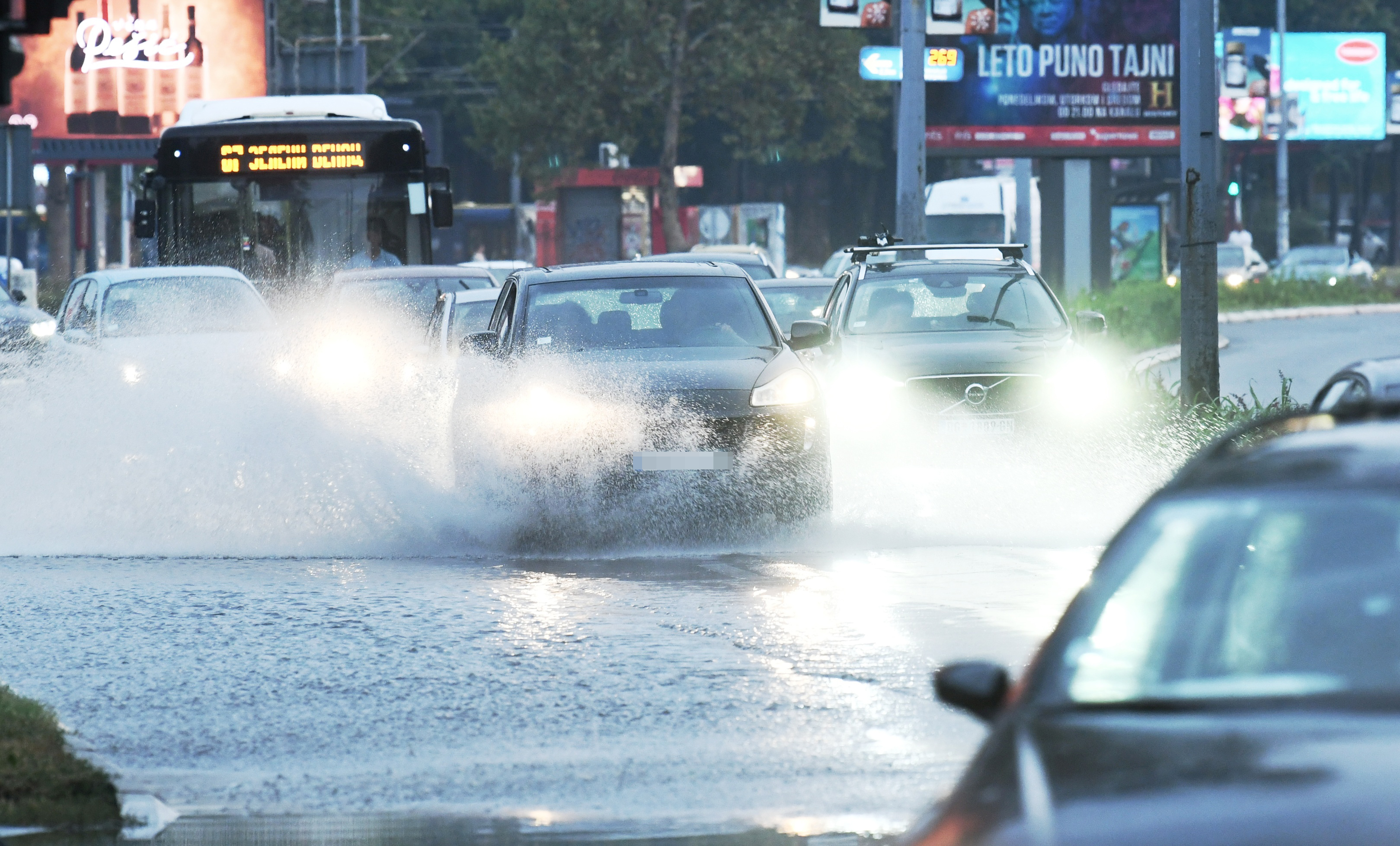 Beograd 30.07.2022. Nevreme, kiša, pljusak, leto, letnja kiša, ulica pod vodom, loša kanalizacija, velika količina vode, vreme, vremenska prognoza Foto: Vesna Lalić/Nova.rs