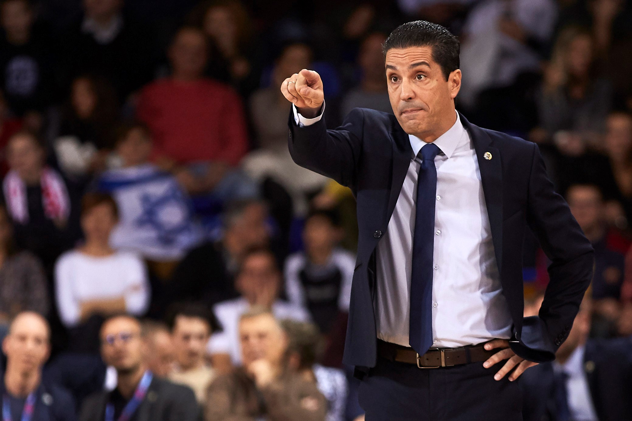 epa08018141 Maccabi's head coach Giannis Sfairopoulos reacts during the Euroleague basketball match between FC Barcelona Lassa and Maccabi Tel Aviv at Palau Blaugrana pavilion in Barcelona, Catalonia, Spain, 22 November 2019.  EPA-EFE/Alejandro Garcia