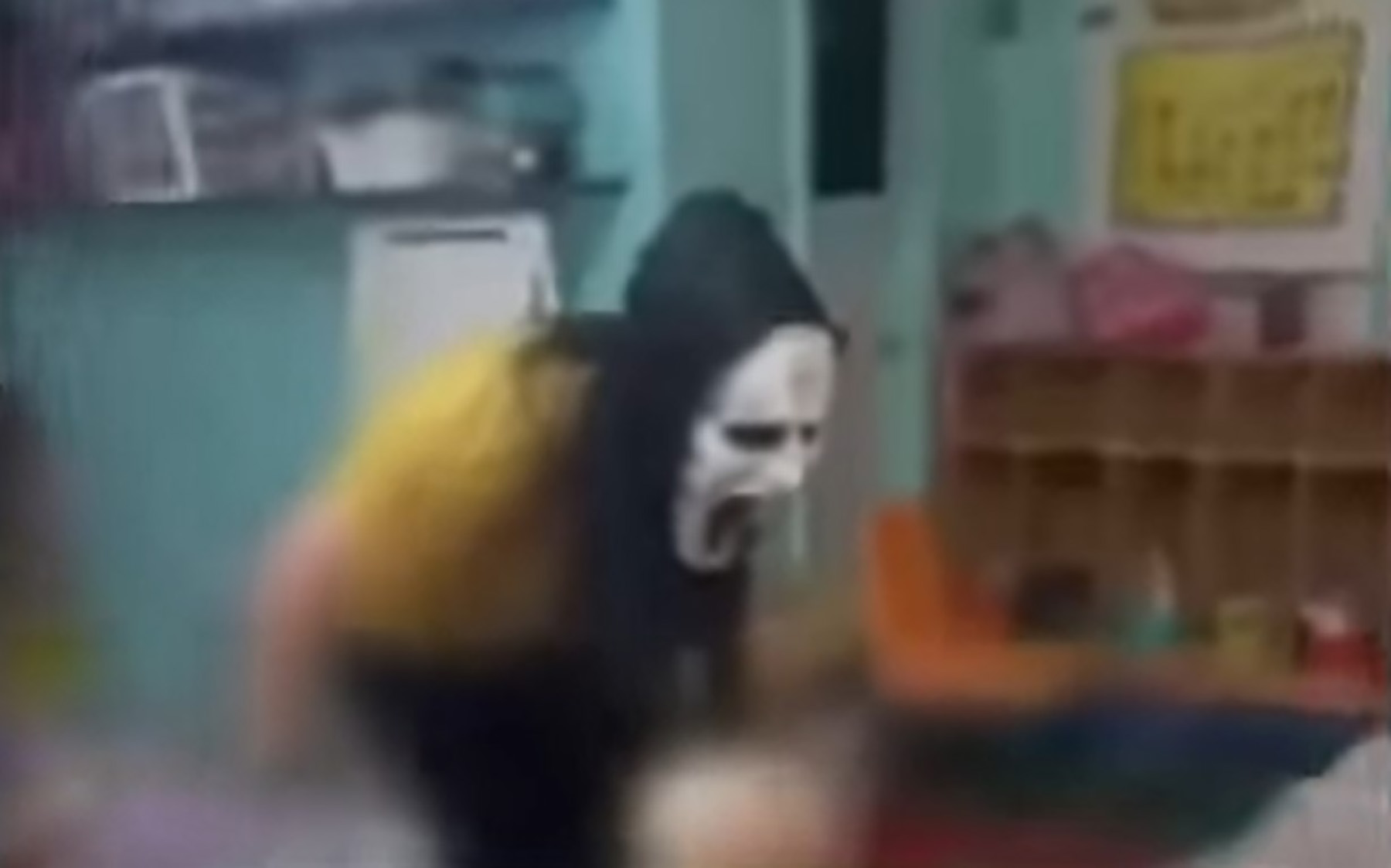 Pet radnica u američkom obdaništu optuženo je za zlostavljanje djece nakon što je video na kojem zastrašuju malu djecu noseći masku - sličnoj onoj koja se vidi u filmskoj franšizi "Vrisak"