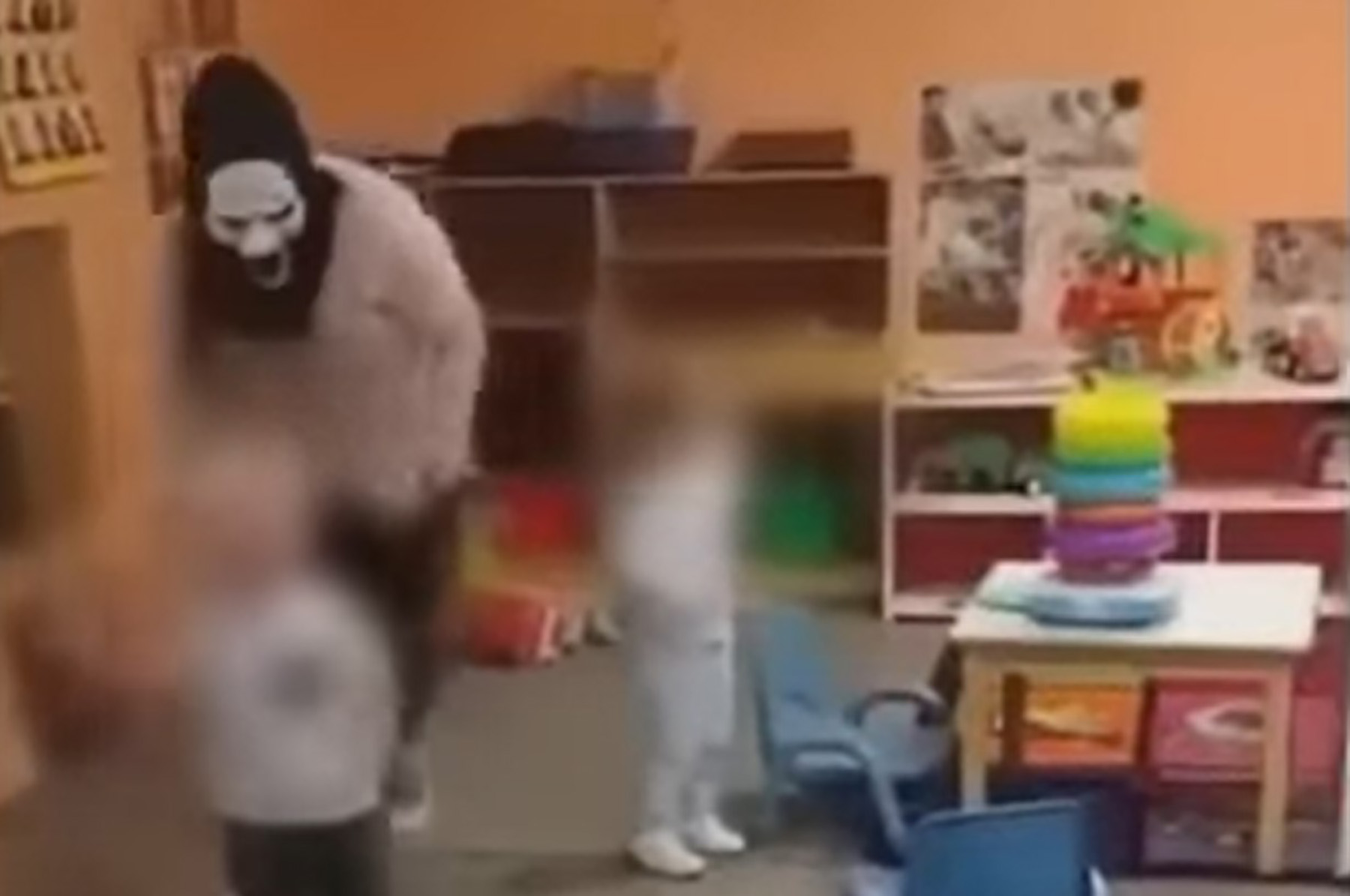 Pet radnica u američkom obdaništu optuženo je za zlostavljanje djece nakon što je video na kojem zastrašuju malu djecu noseći masku - sličnoj onoj koja se vidi u filmskoj franšizi "Vrisak"