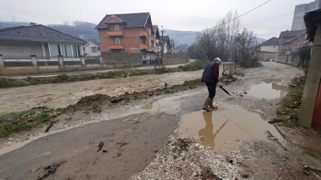 Mesto: Novi Pazar
Datum: Sun Nov 20 18:17:27 CET 2022
Dogadjaj: VREME/HRONIKA - poplave u Novom Pazaru usled jake kiše
Fotoreporter: Senad Župljanin
Izvor: FoNet