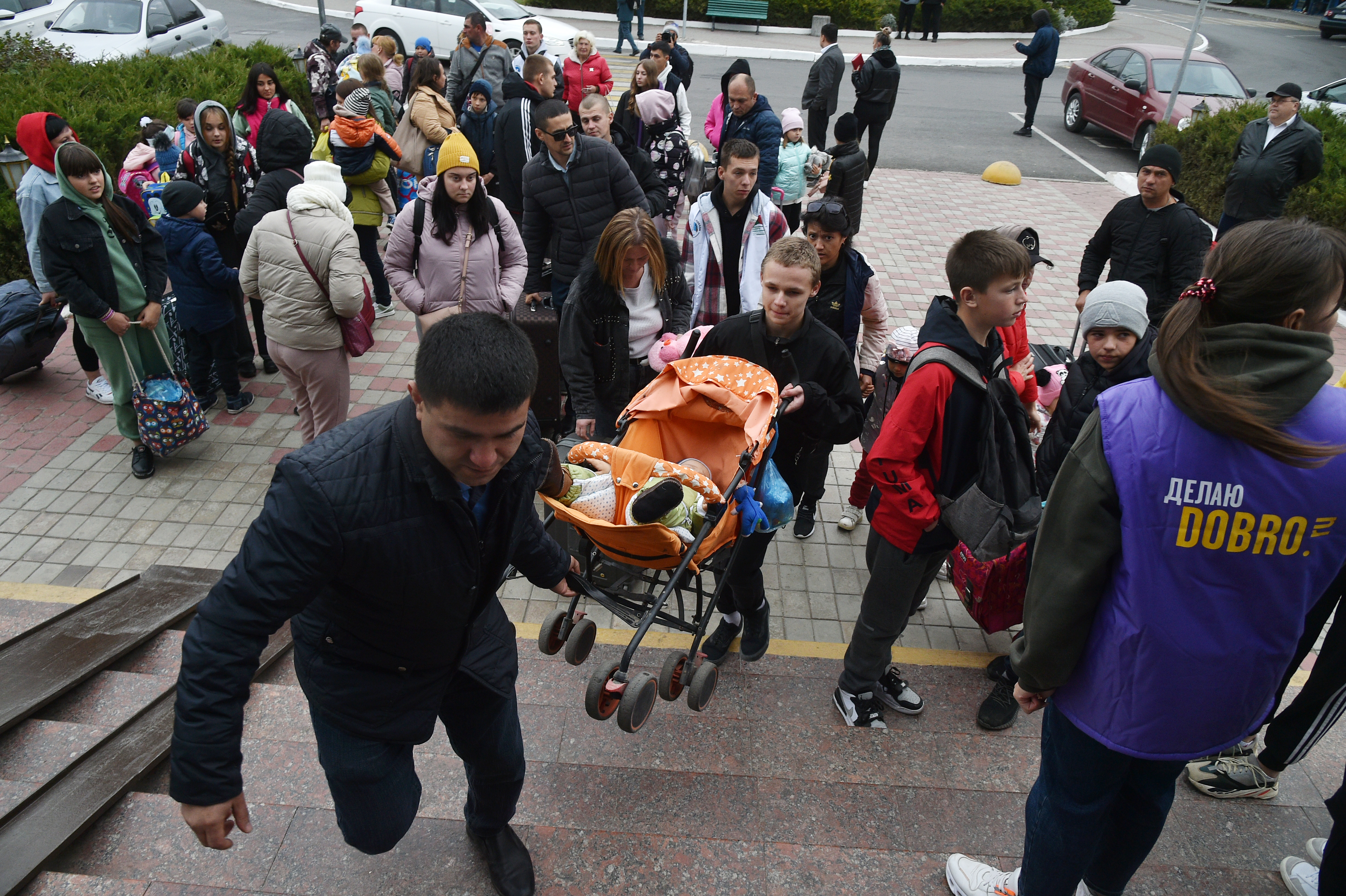 Evacuees from Kherson region arrive in Crimea