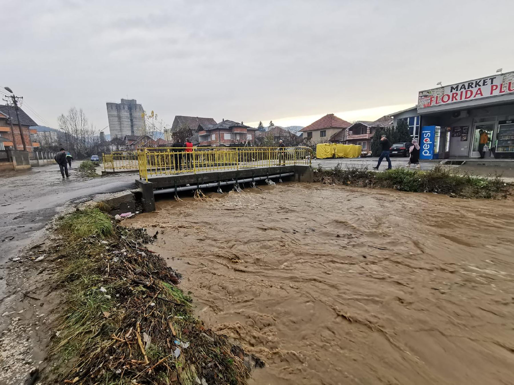 Mesto: Novi Pazar
Datum: Sun Nov 20 18:24:24 CET 2022
Dogadjaj: VREME/HRONIKA - poplave u Novom Pazaru usled jake kiše
Fotoreporter: Senad Župljanin
Izvor: FoNet