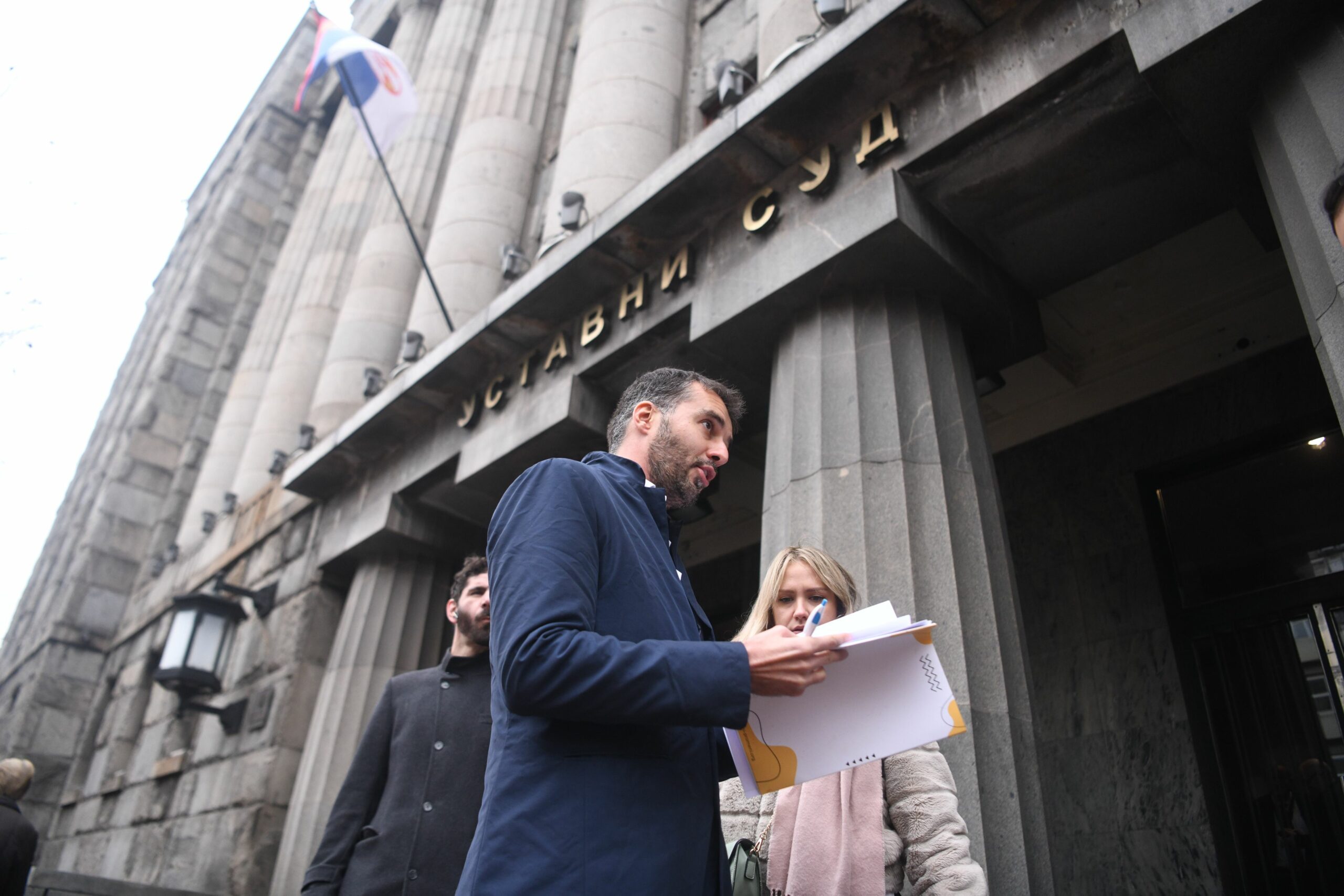 Beograd, 23.11.2022. Ustavni sud Srbije Pokret ”Kreni-Promeni”  u minut do 12 (11:59) Ustavnom sudu Srbije predaje ustavnu žalbu protiv Narodne skupštine Srbije, ustavna žalba, Savo Manojlović i Katarina Urošević Foto: Filip Krainčanić/Nova.rs