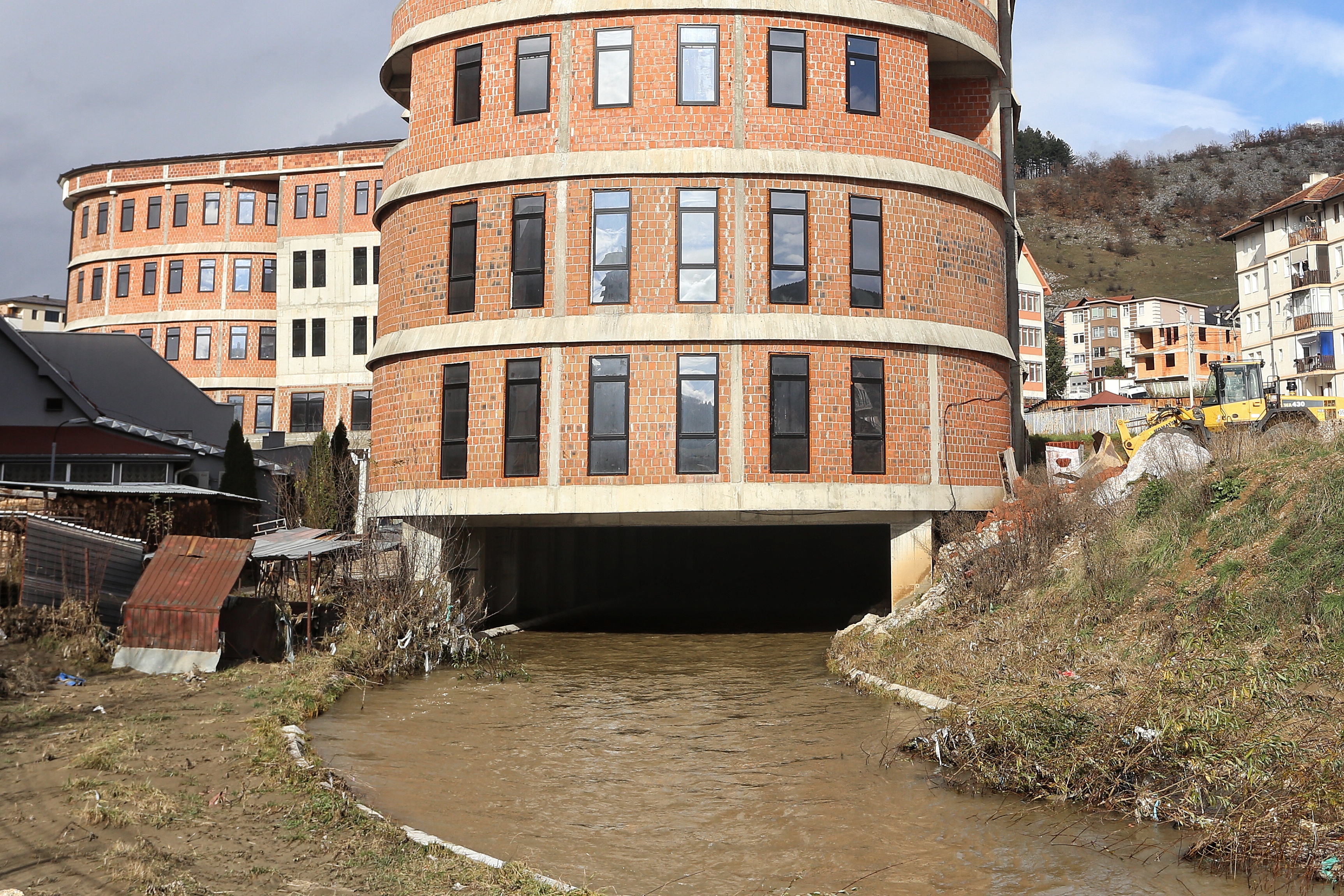 Tutin, Tutinska zgrada na vodi, hotel, reka Vidrenjak