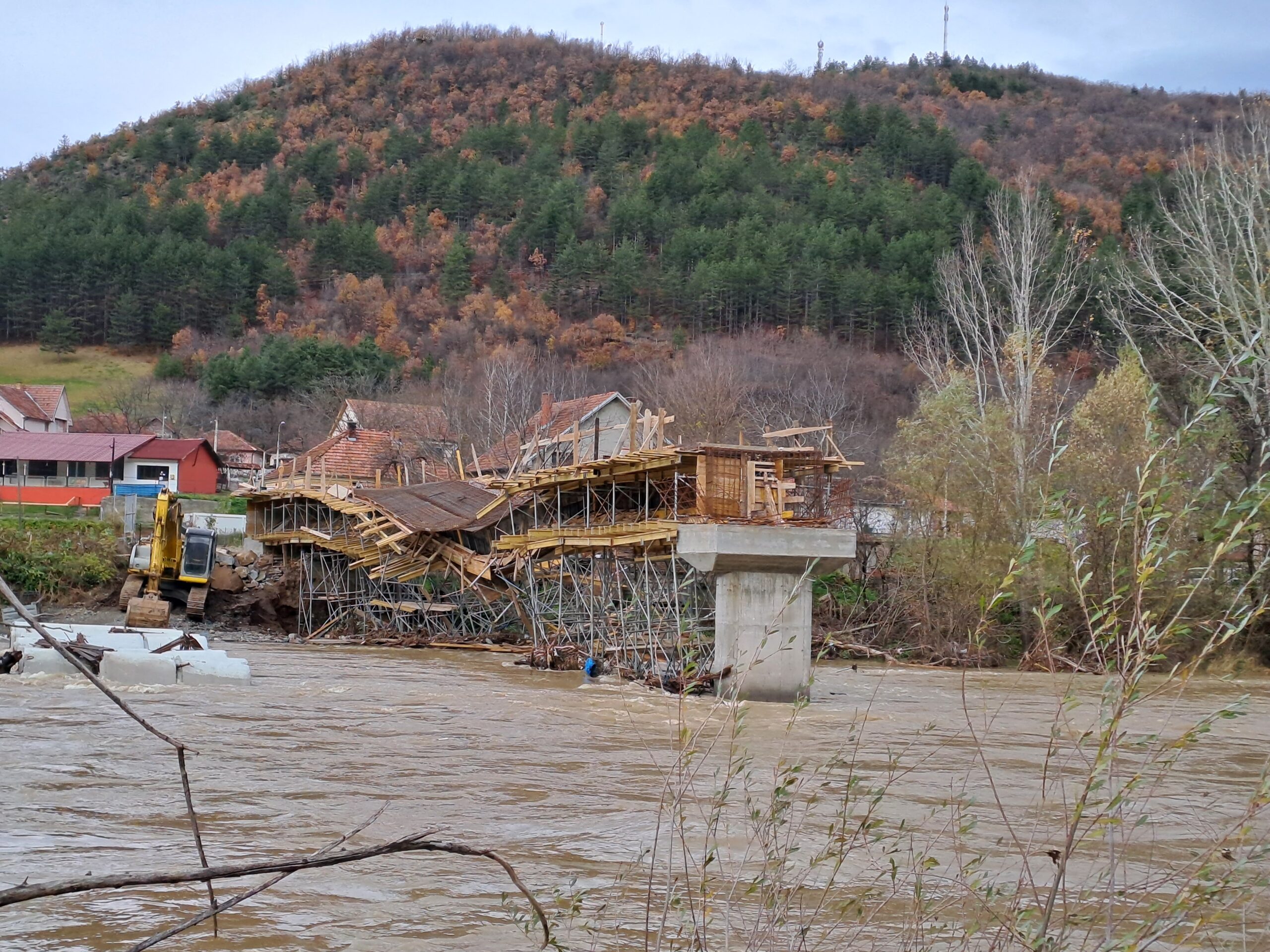 Bogutovac, Ibarska klisura, reka Ibar, Ibar odneo most u izgradnji Foto: Nova.rs