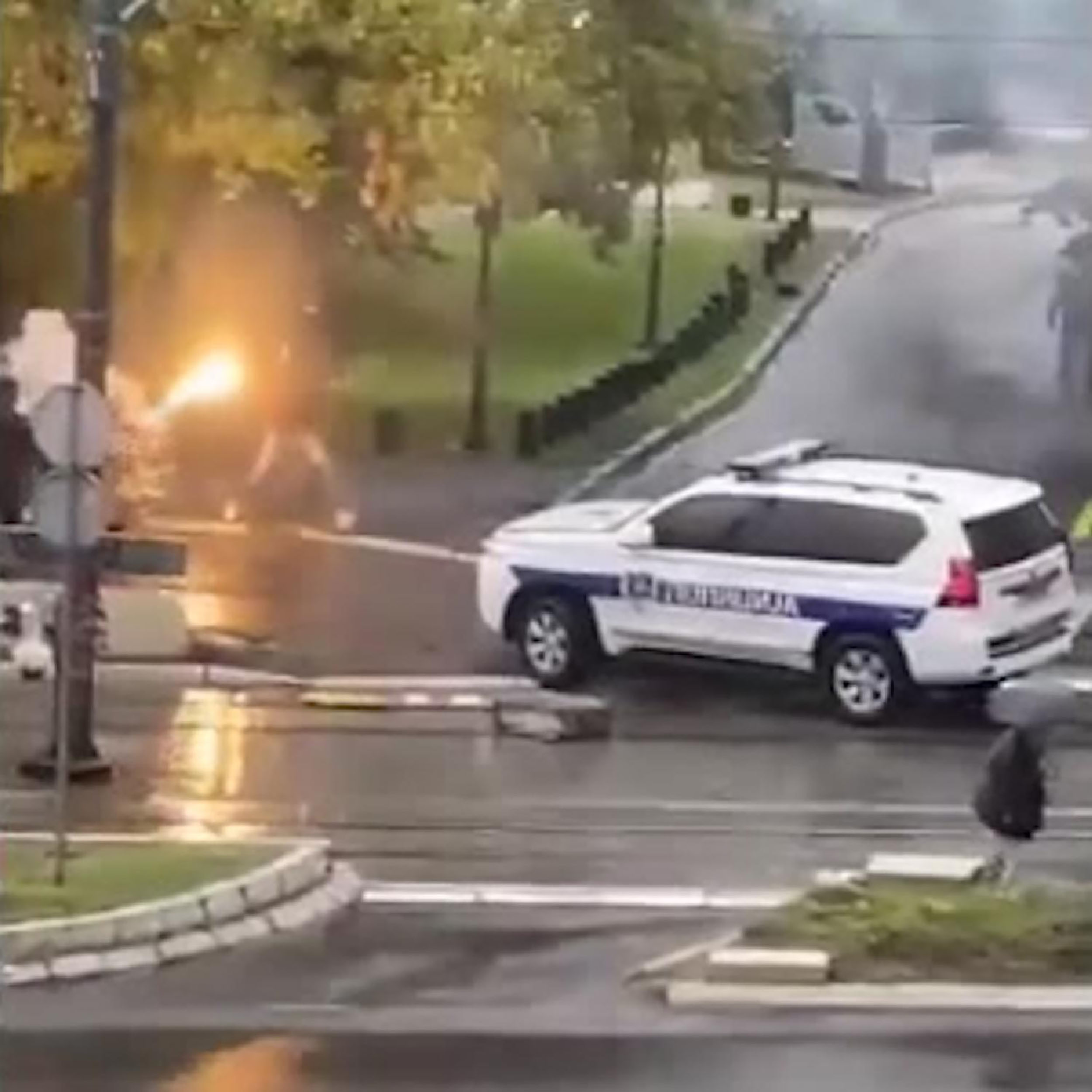 Mesto: Beograd
Datum: Sat Sep 17 22:52:25 CEST 2022
Dogadjaj: DRUŠTVO - sukob policije sa protivnicima Evroprajda u centru Beograda
Izvor: FoNet/Društvene mreže
huligani, policija