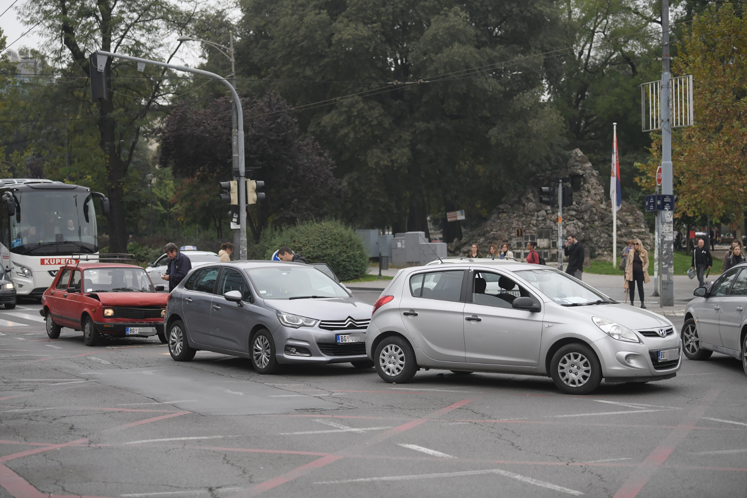 Beograd 11.10.2022. Saobraćajna nesreća, sudar, čukanje, Bulevar Revolucije, saobraćajka